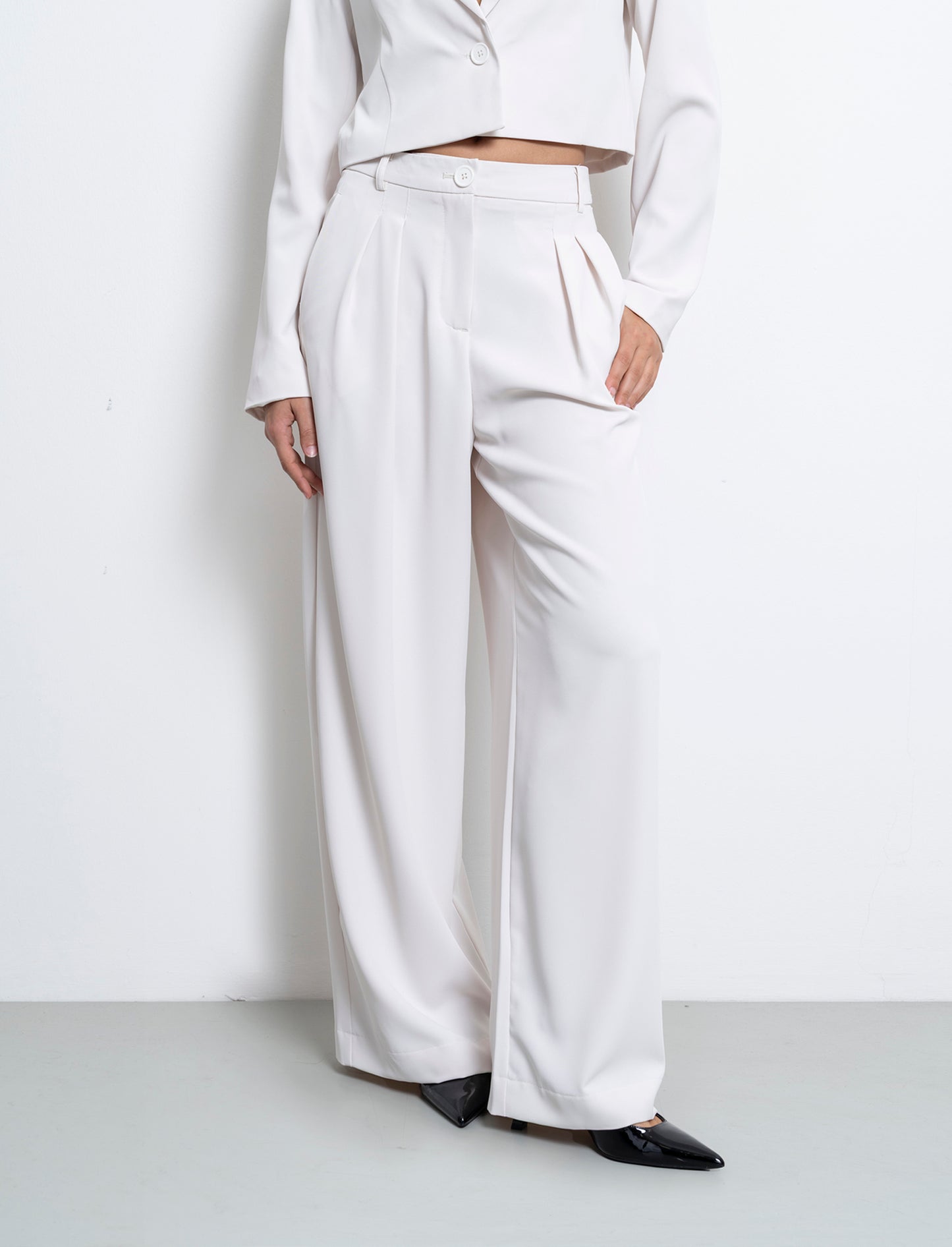 Woman's straight leg trousers for every occasion - White