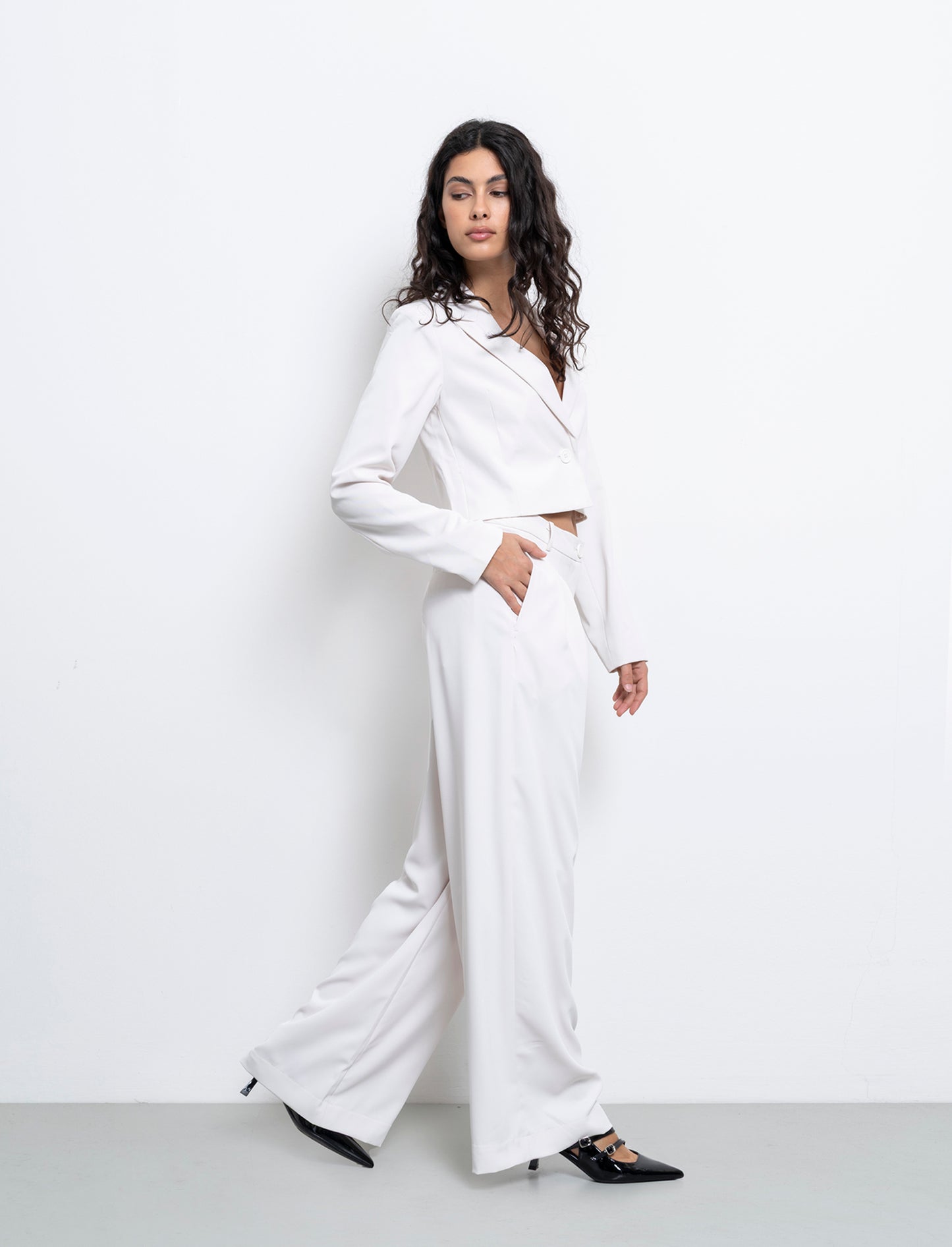 Woman's straight leg trousers for every occasion - White