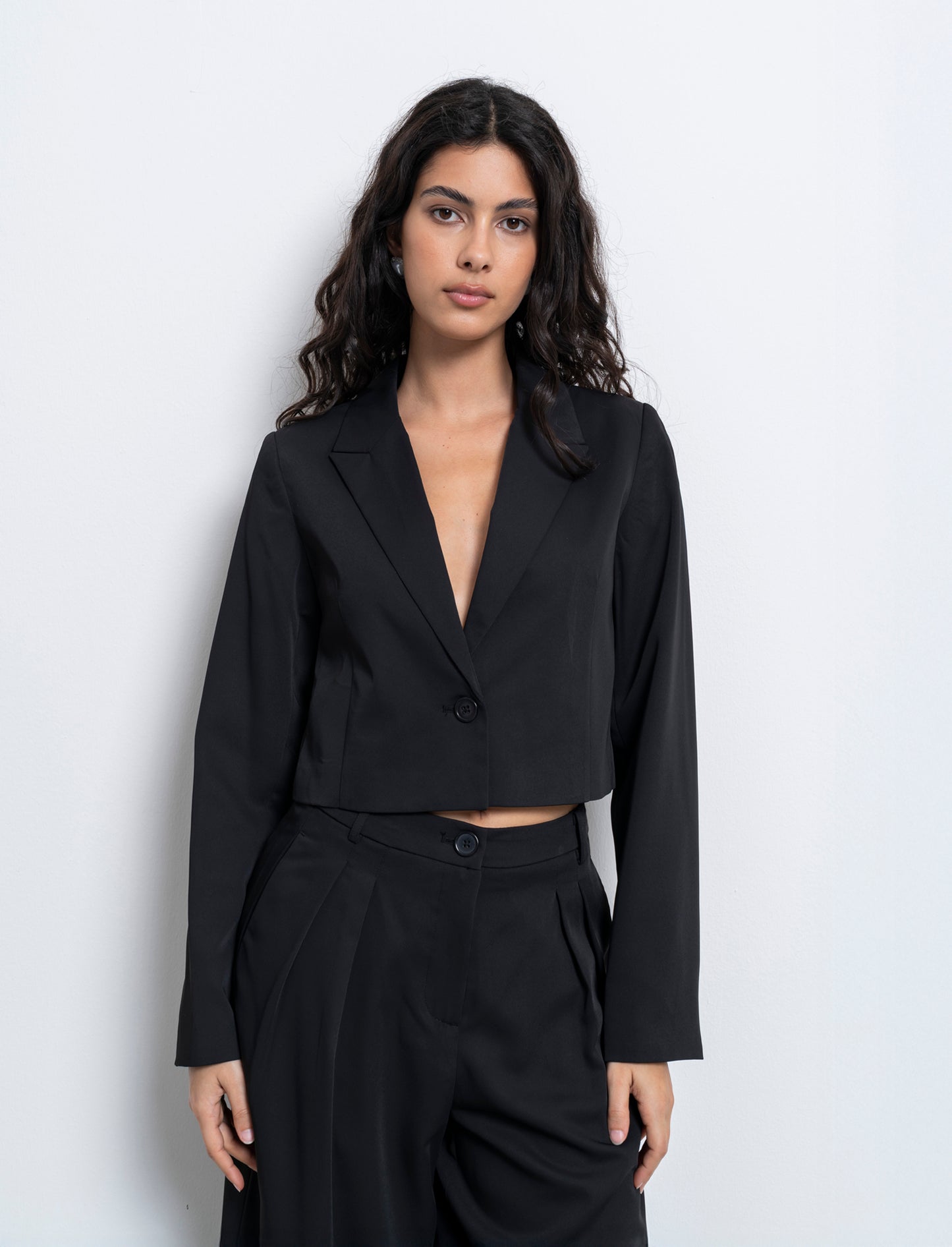 Woman's stylish crop blazer for modern looks - Black