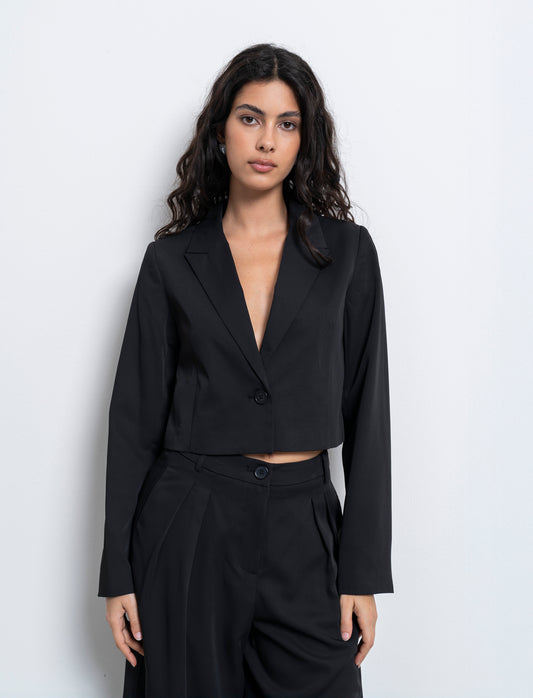 Woman's stylish crop blazer for modern looks - Black
