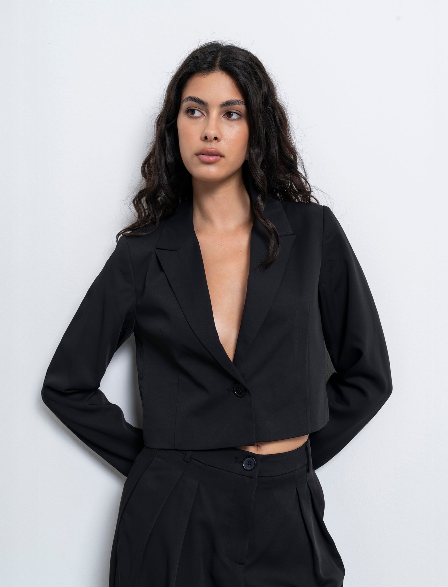 Woman's stylish crop blazer for modern looks - Black