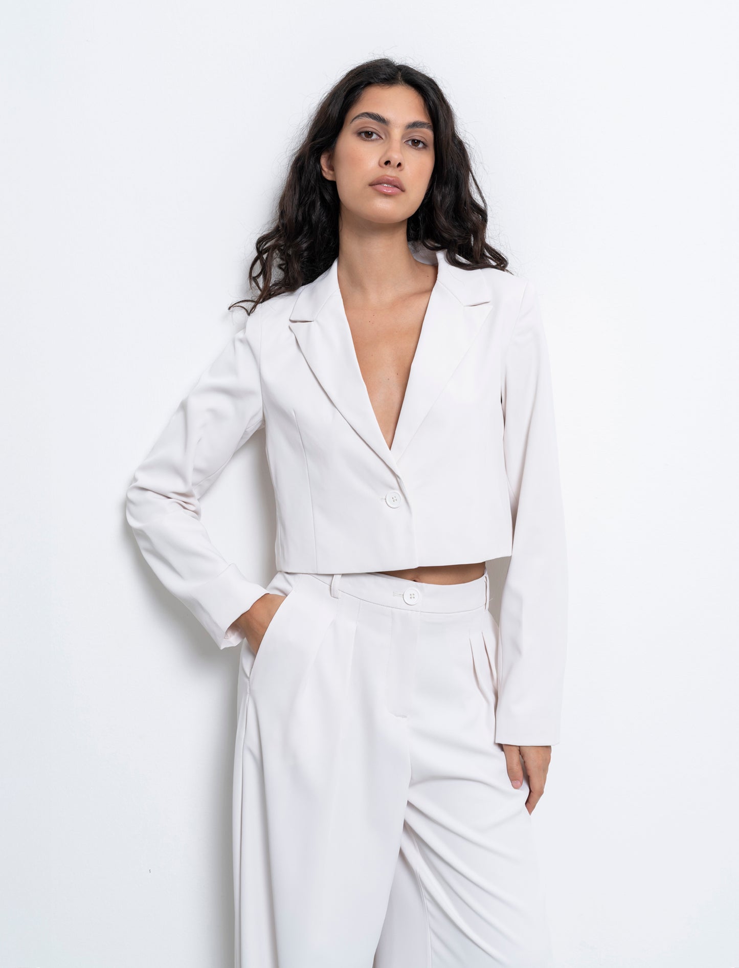 Woman's stylish crop blazer for modern looks - White