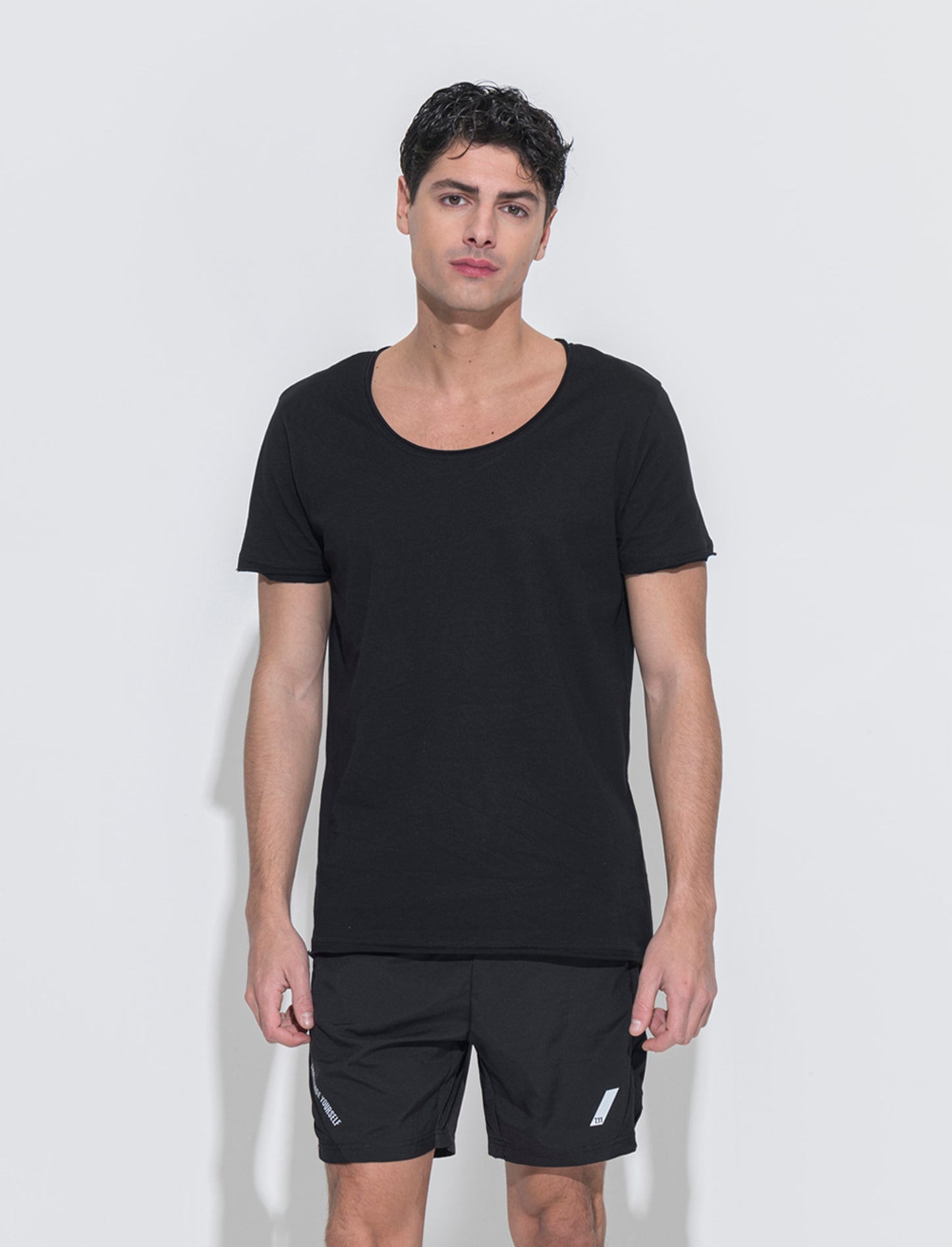 T-shirt scollo ampio regular fit da uomo - Nero