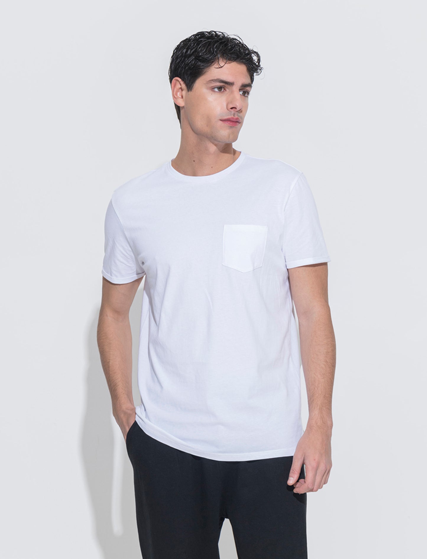 Man's basic pocket t-shirt for everyday wear - White
