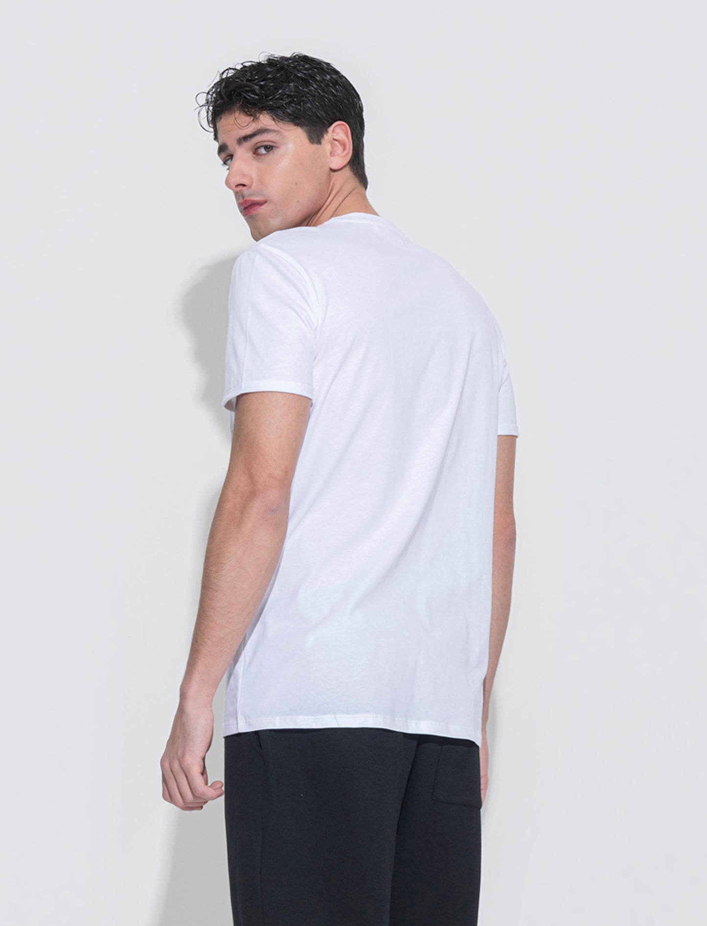 Man's basic pocket t-shirt for everyday wear - White