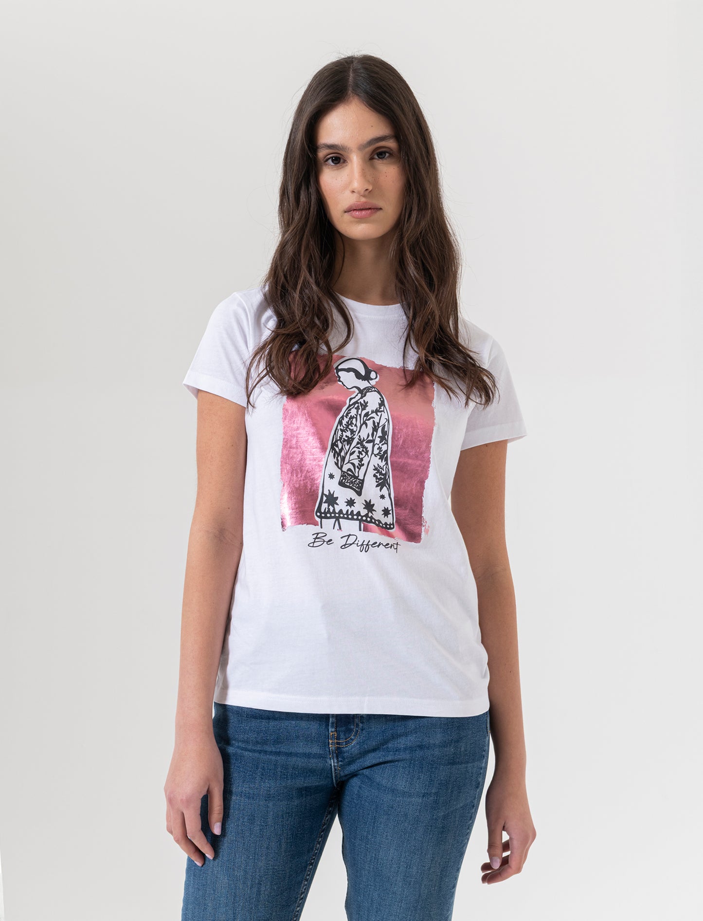 Woman's printed graphic t-shirt for casual wear - 