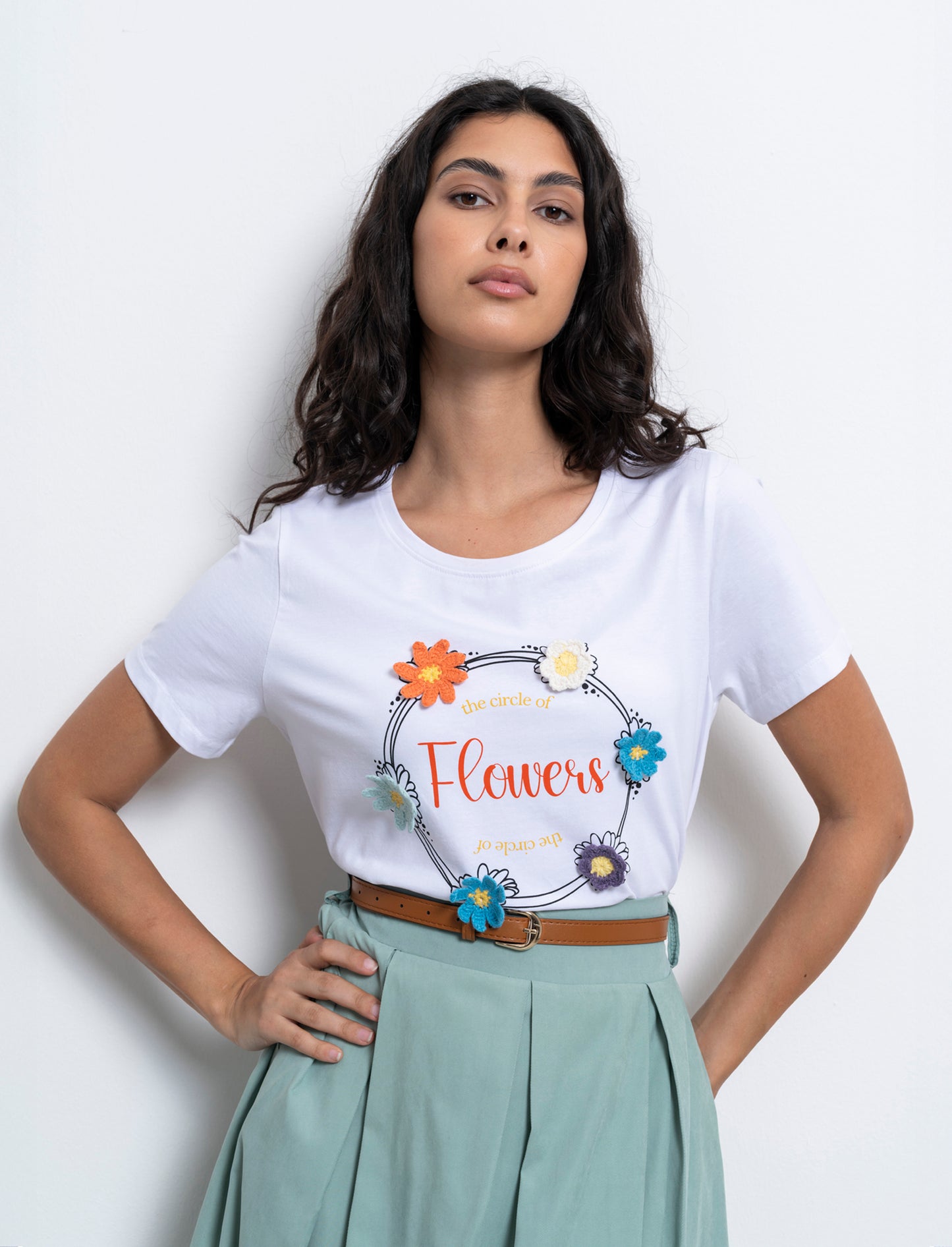 T-shirt con stampa e applicazioni da donna - var 1