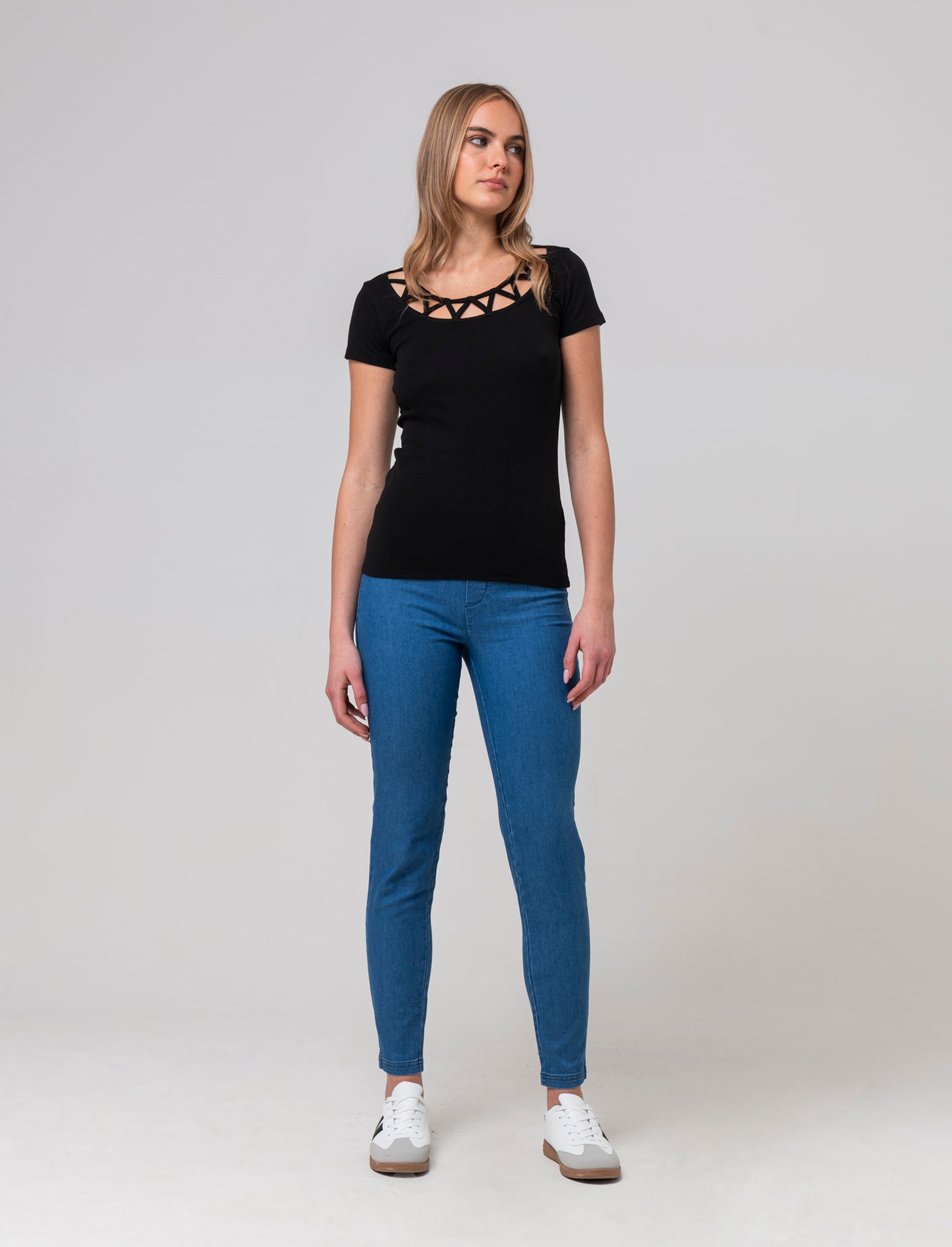 T-shirt con intreccio sul collo da donna - Nero
