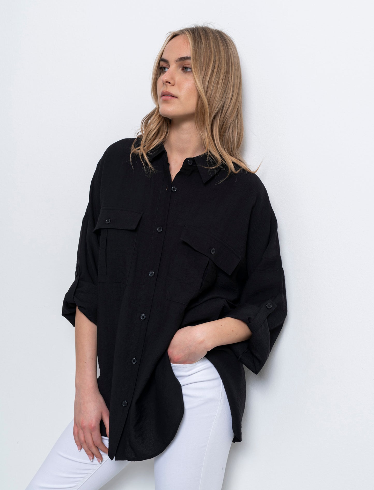 Camicia con tasche sul petto da donna - Nero