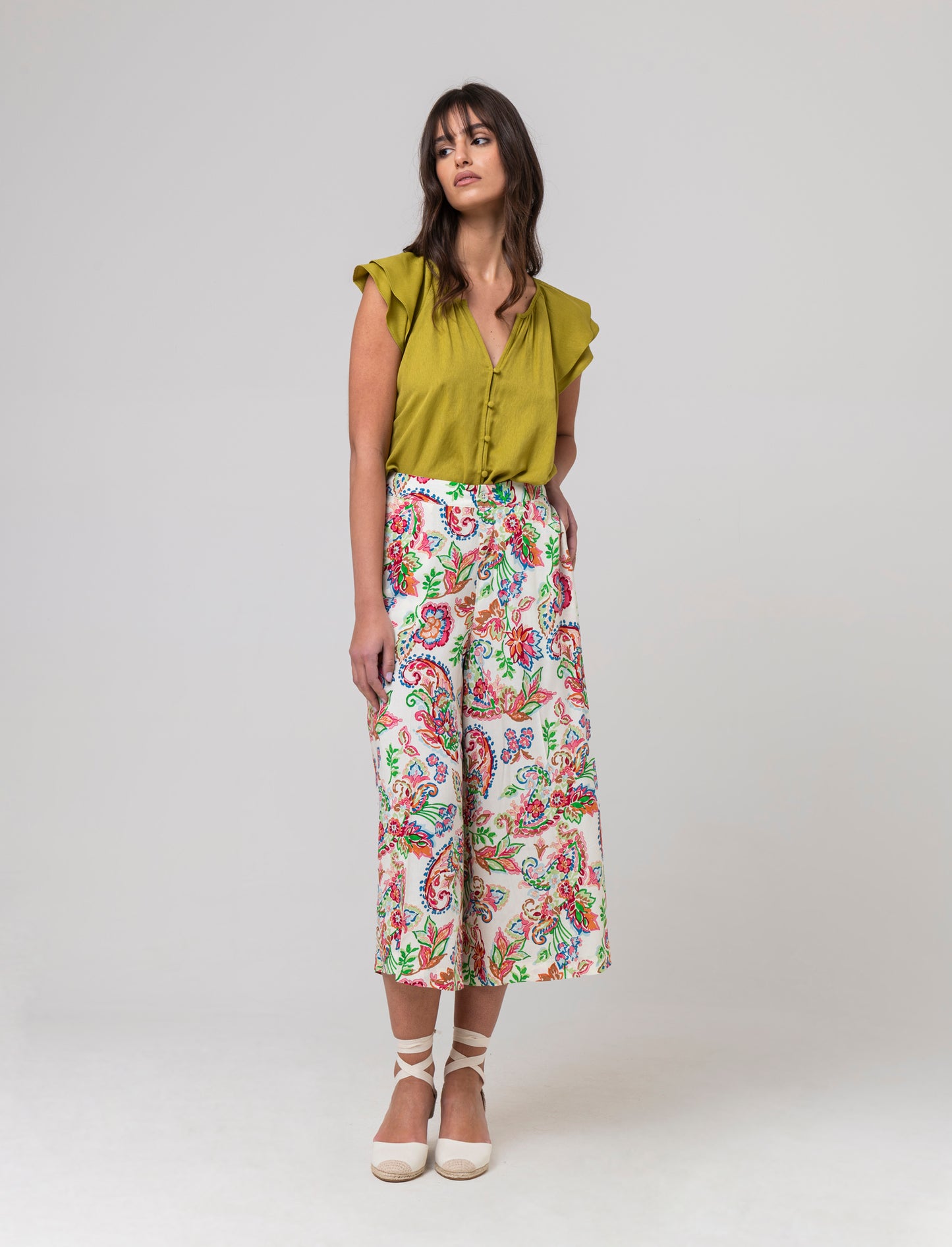 Woman's ruffled blouse for elegant style - Green
