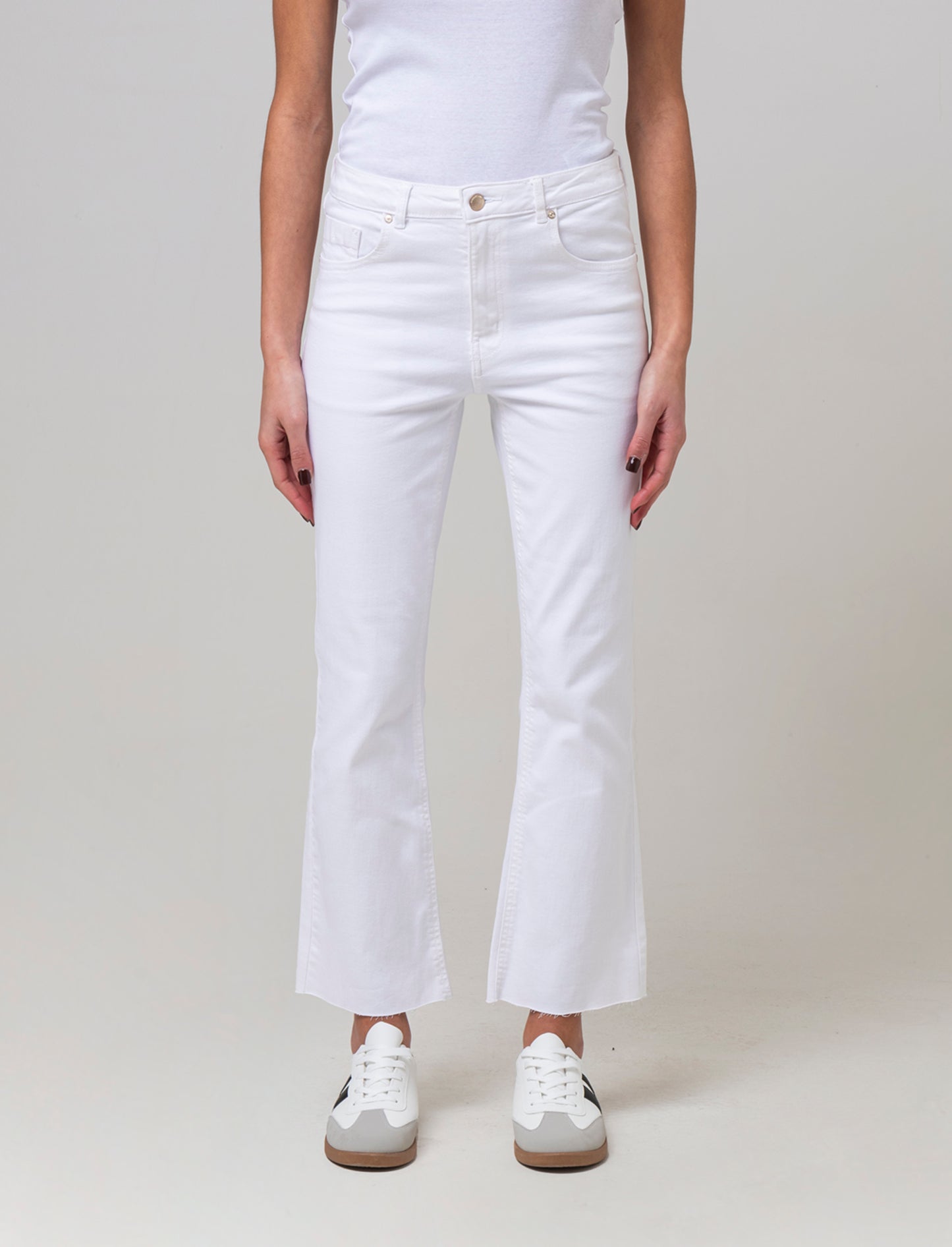 Woman's basic ankle jeans for everyday wear - White