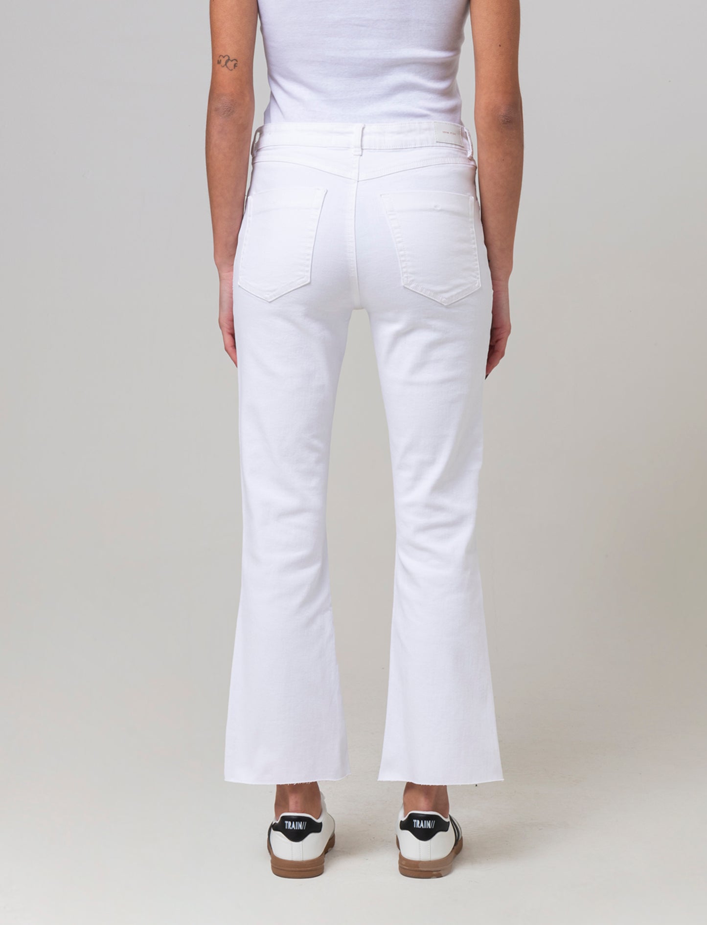 Woman's basic ankle jeans for everyday wear - White