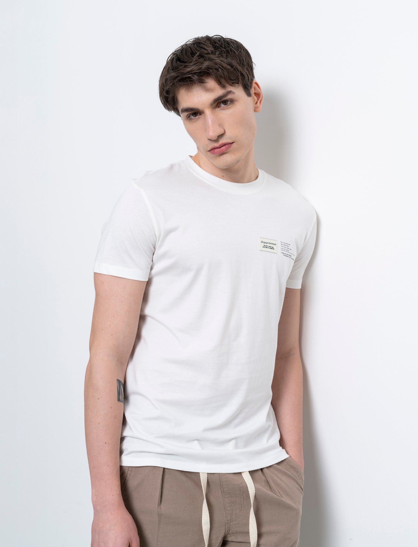 T-shirt in cotone premium con patch e stampina da uomo - Bianco