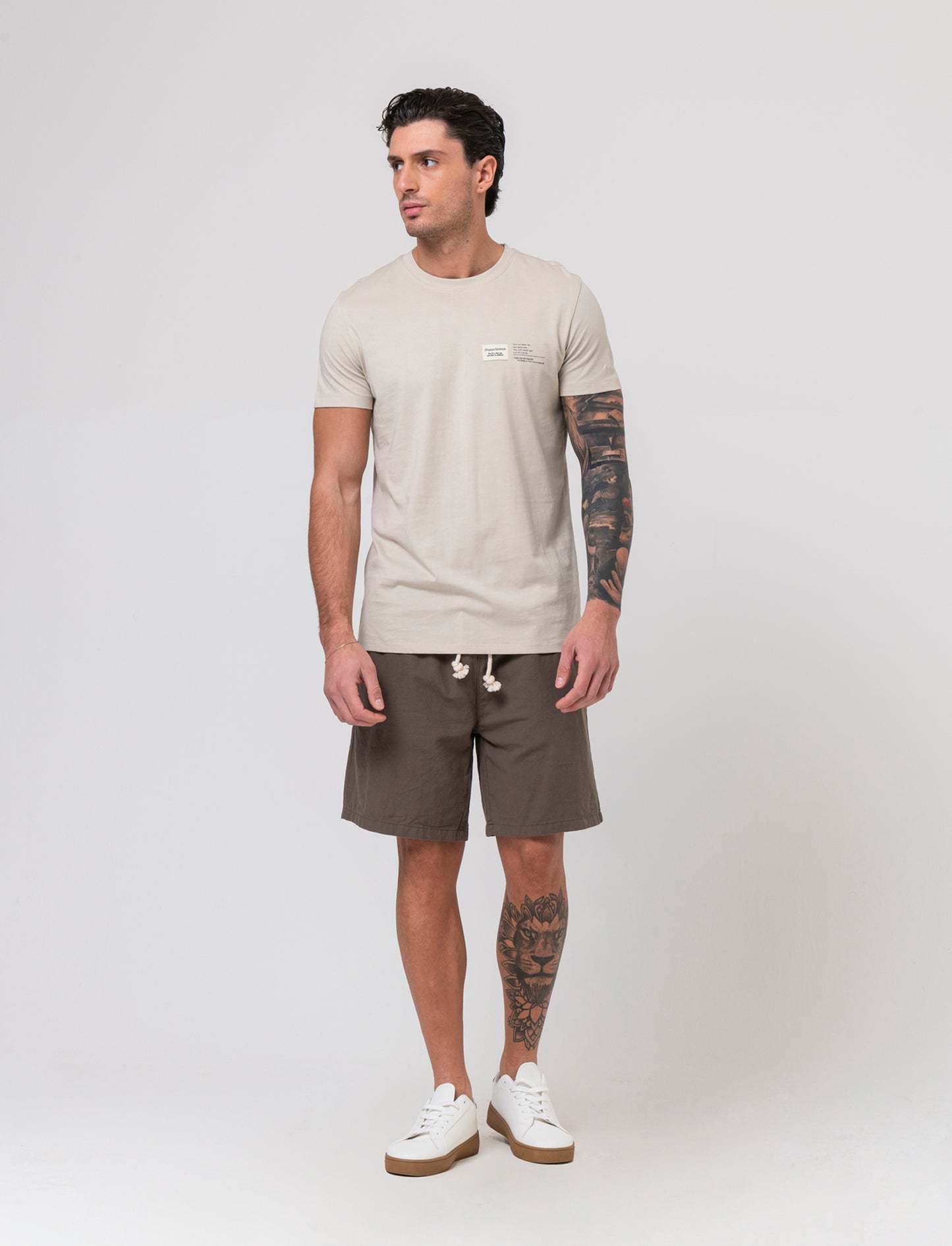 T-shirt in cotone premium con patch e stampina da uomo - Grigio ghiaccio
