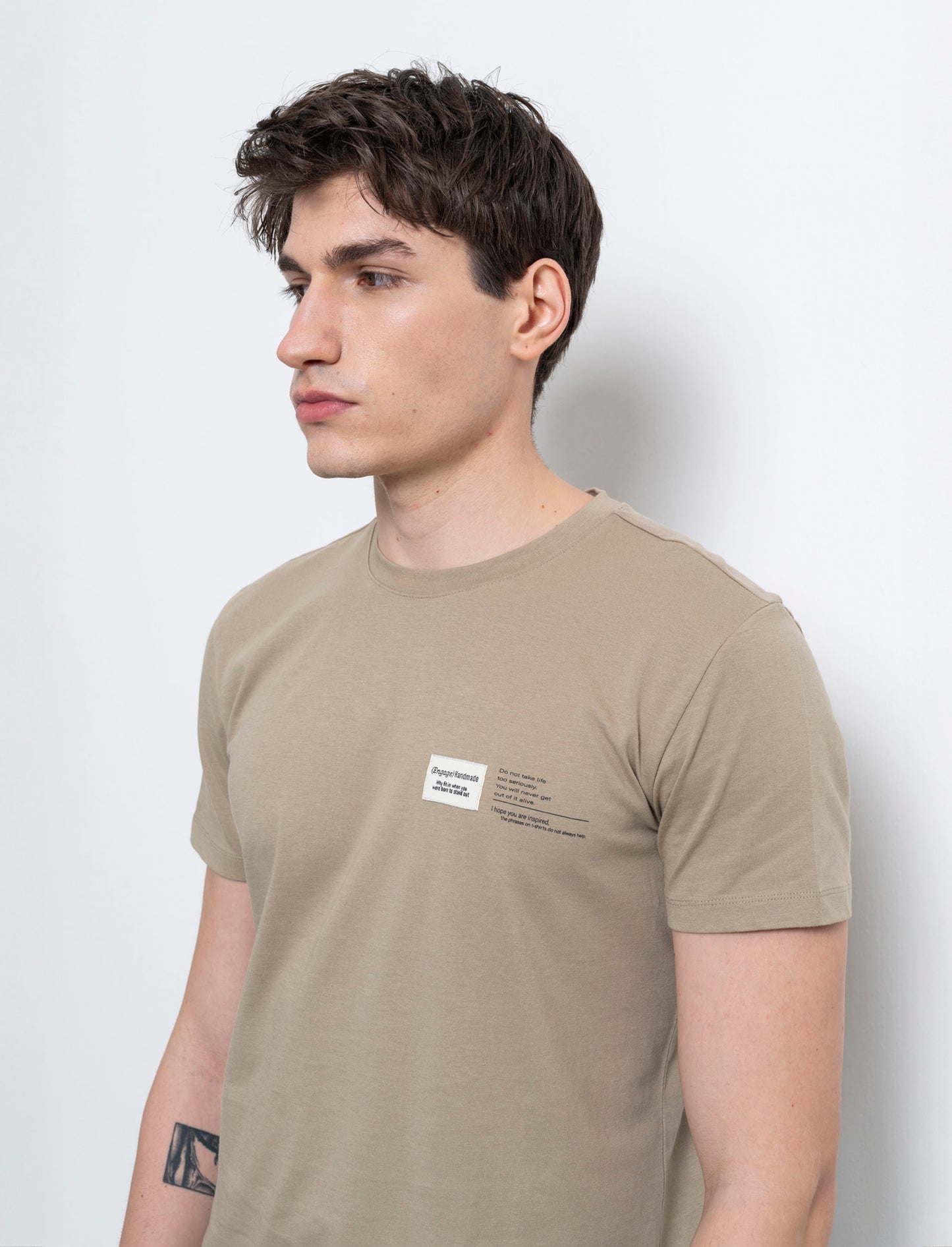 T-shirt in cotone premium con patch e stampina da uomo - Verde salvia