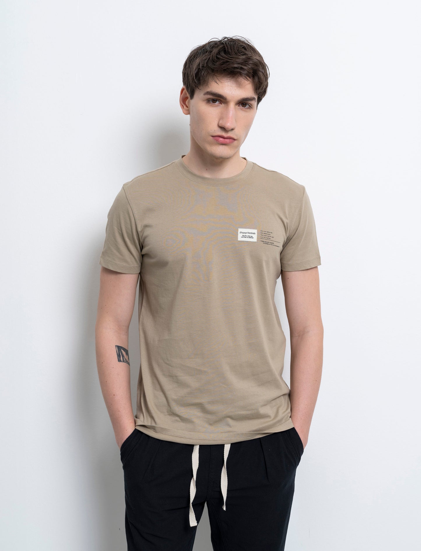T-shirt in cotone premium con patch e stampina da uomo - Verde salvia