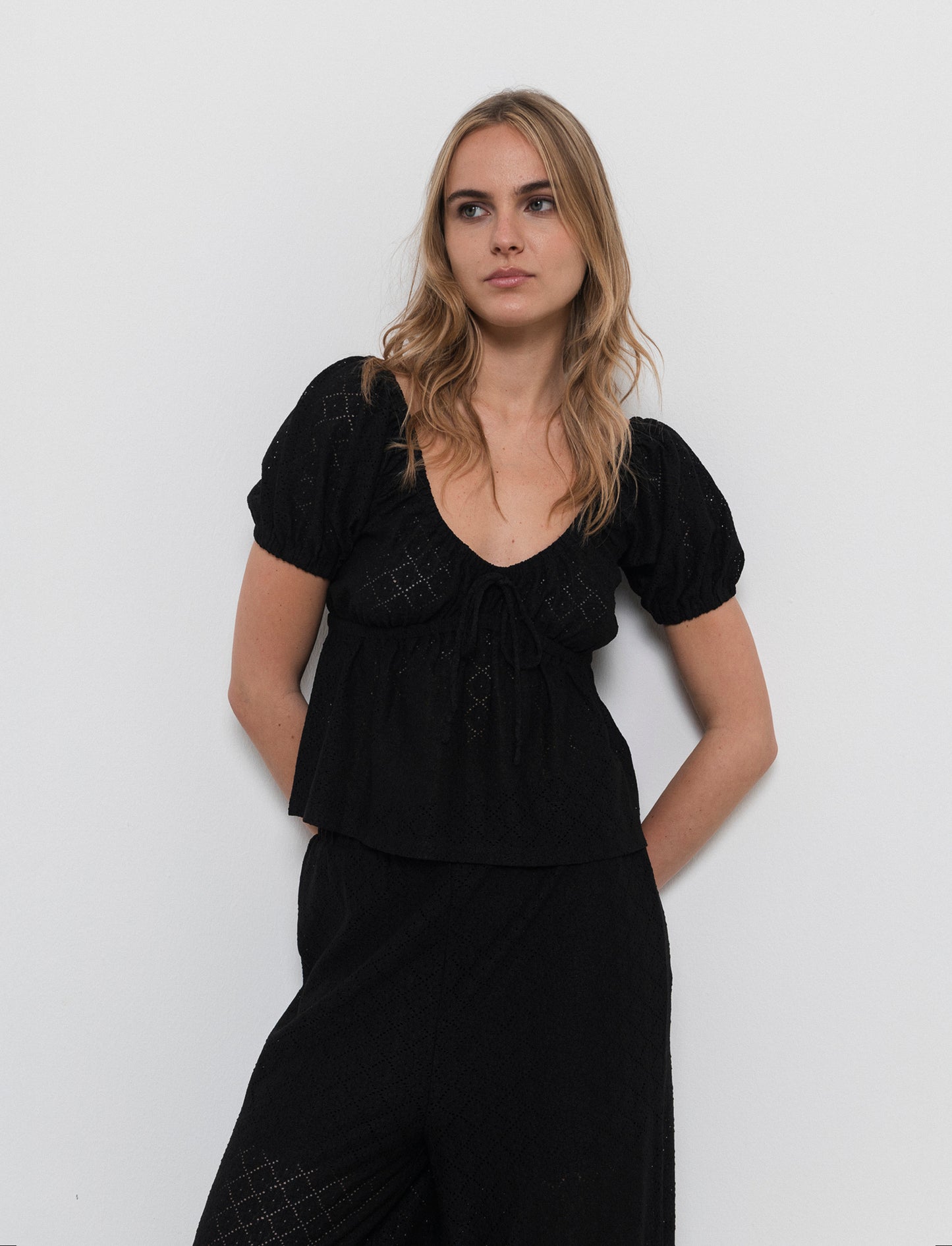 T-shirt con manica a sbuffo da donna - Nero