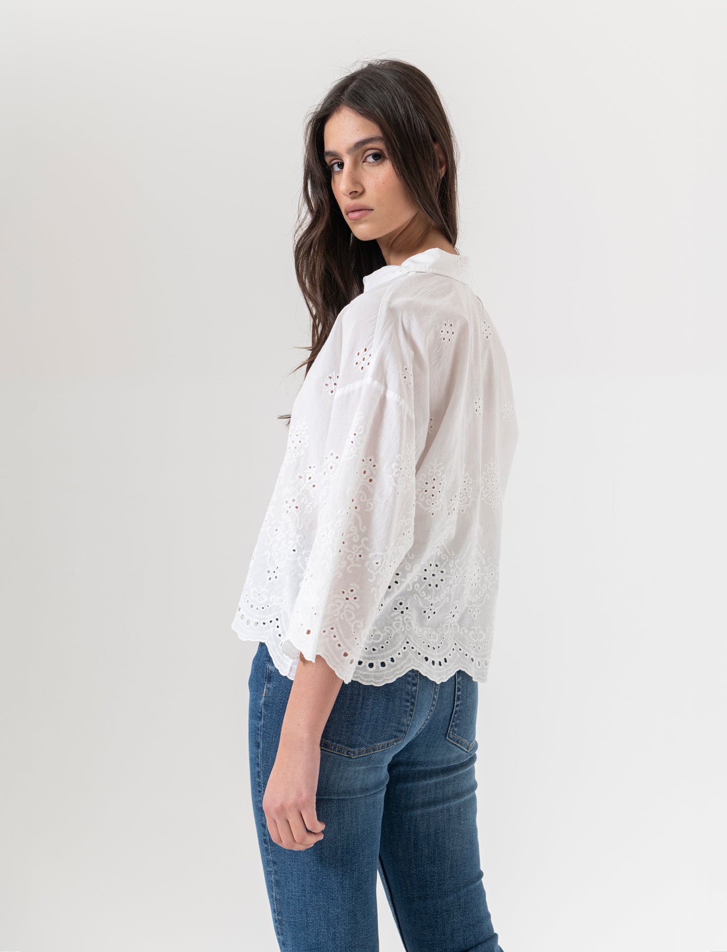 Woman's lace shirt elegance for every occasion - White