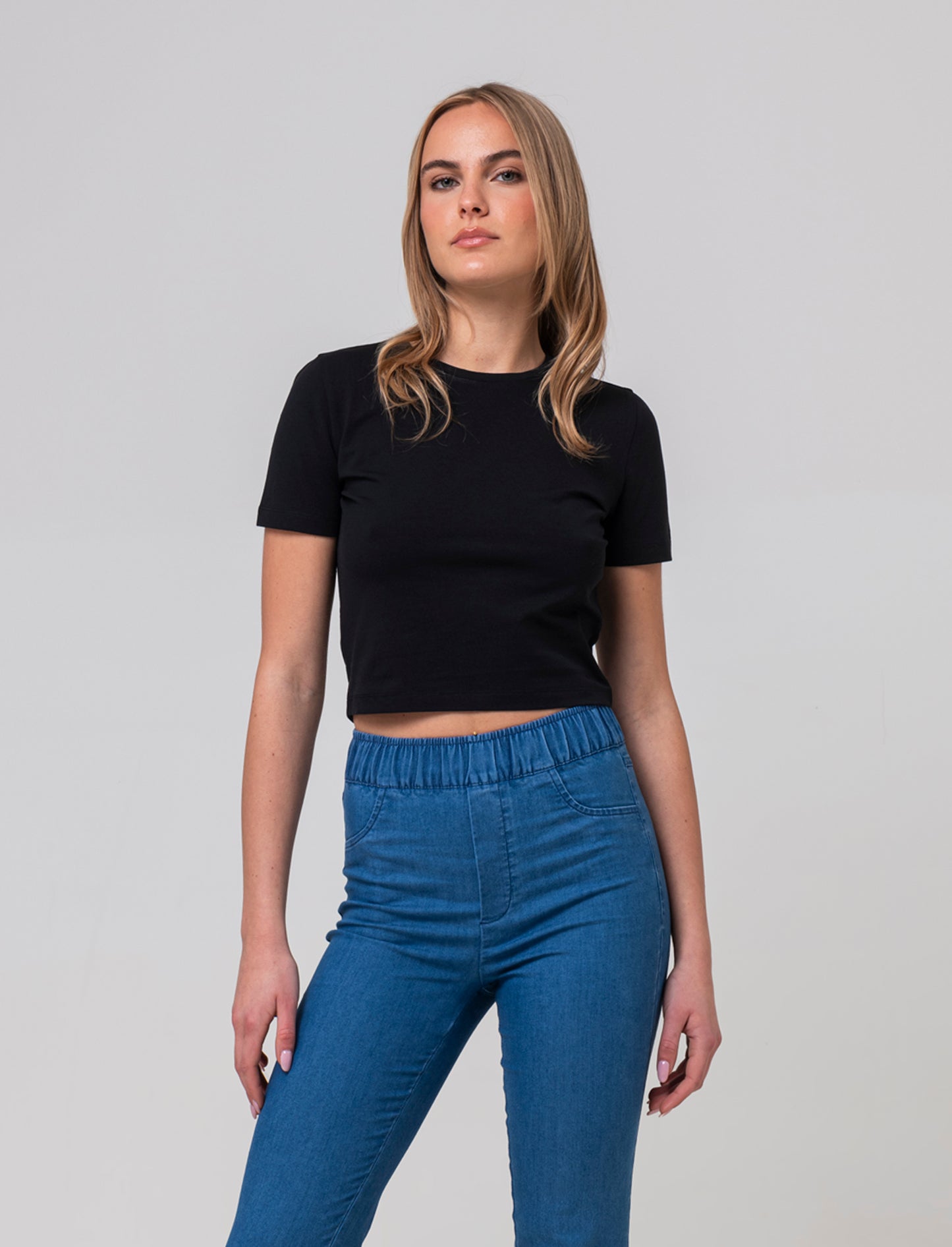 T-shirt basica crop da donna - Nero