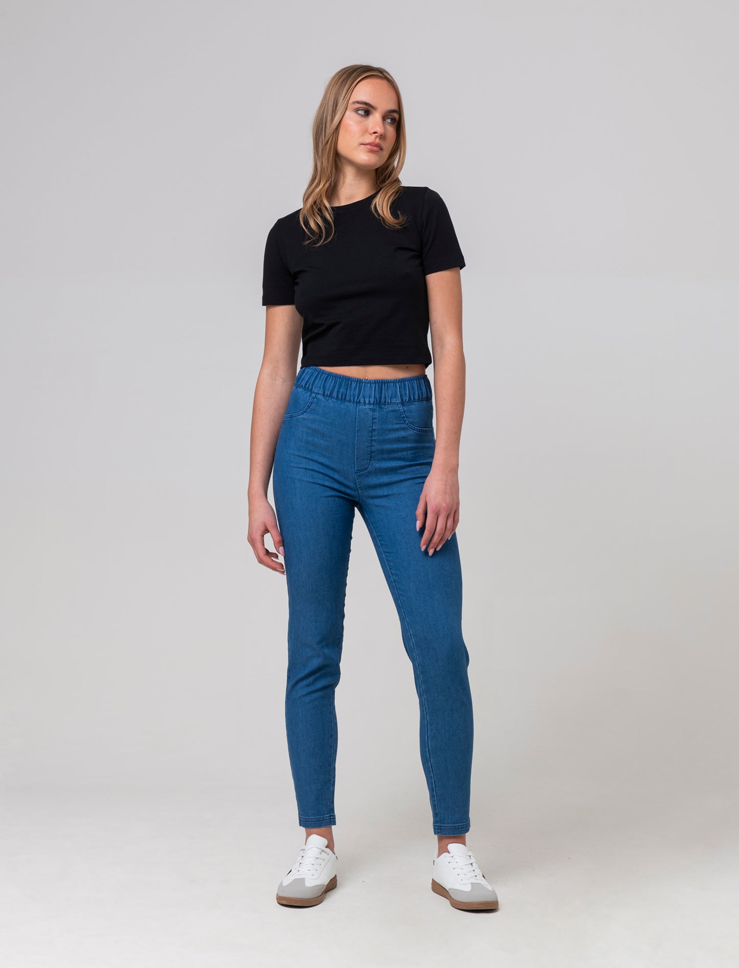 T-shirt basica crop da donna - Nero