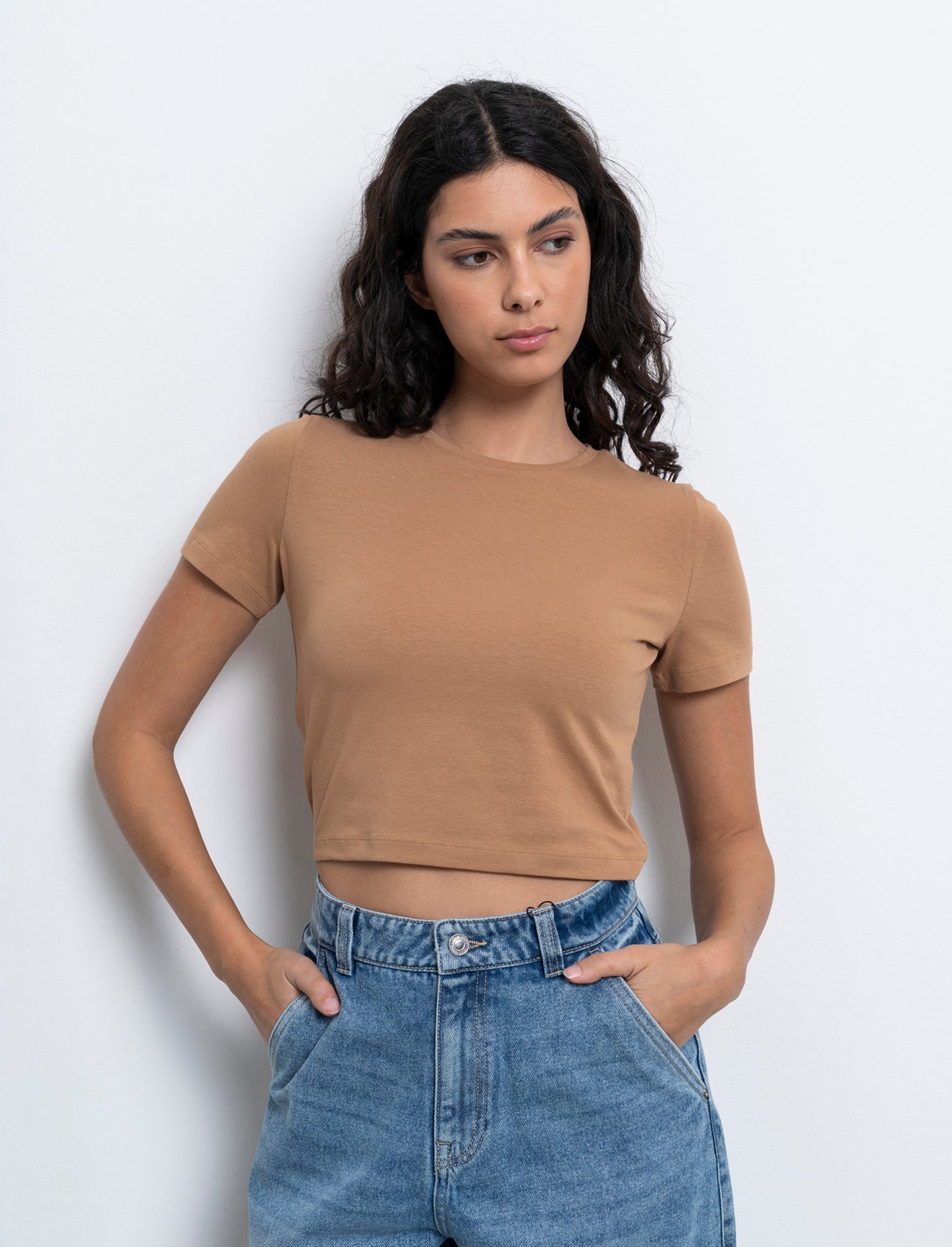 T-shirt basica crop da donna - Caramello