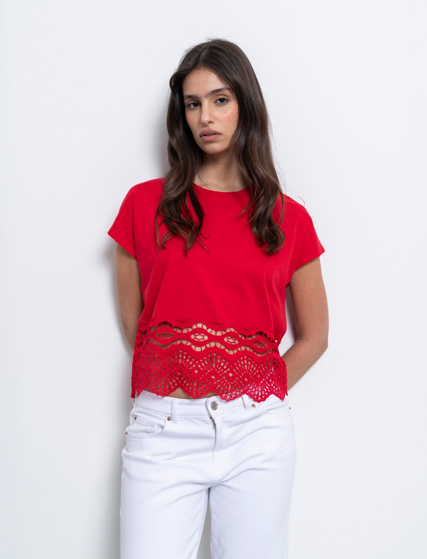 Woman's lace trim t-shirt for stylish comfort - Red