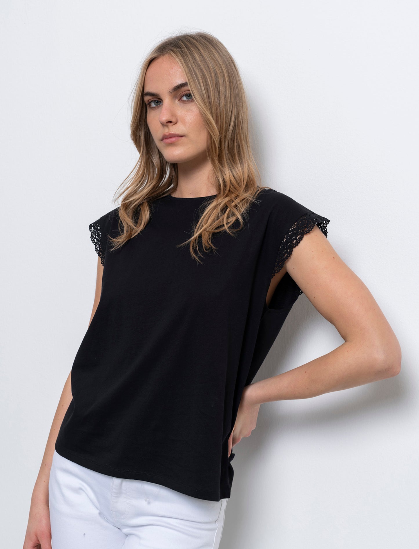 Woman's lace insert t-shirt for stylish comfort - Black