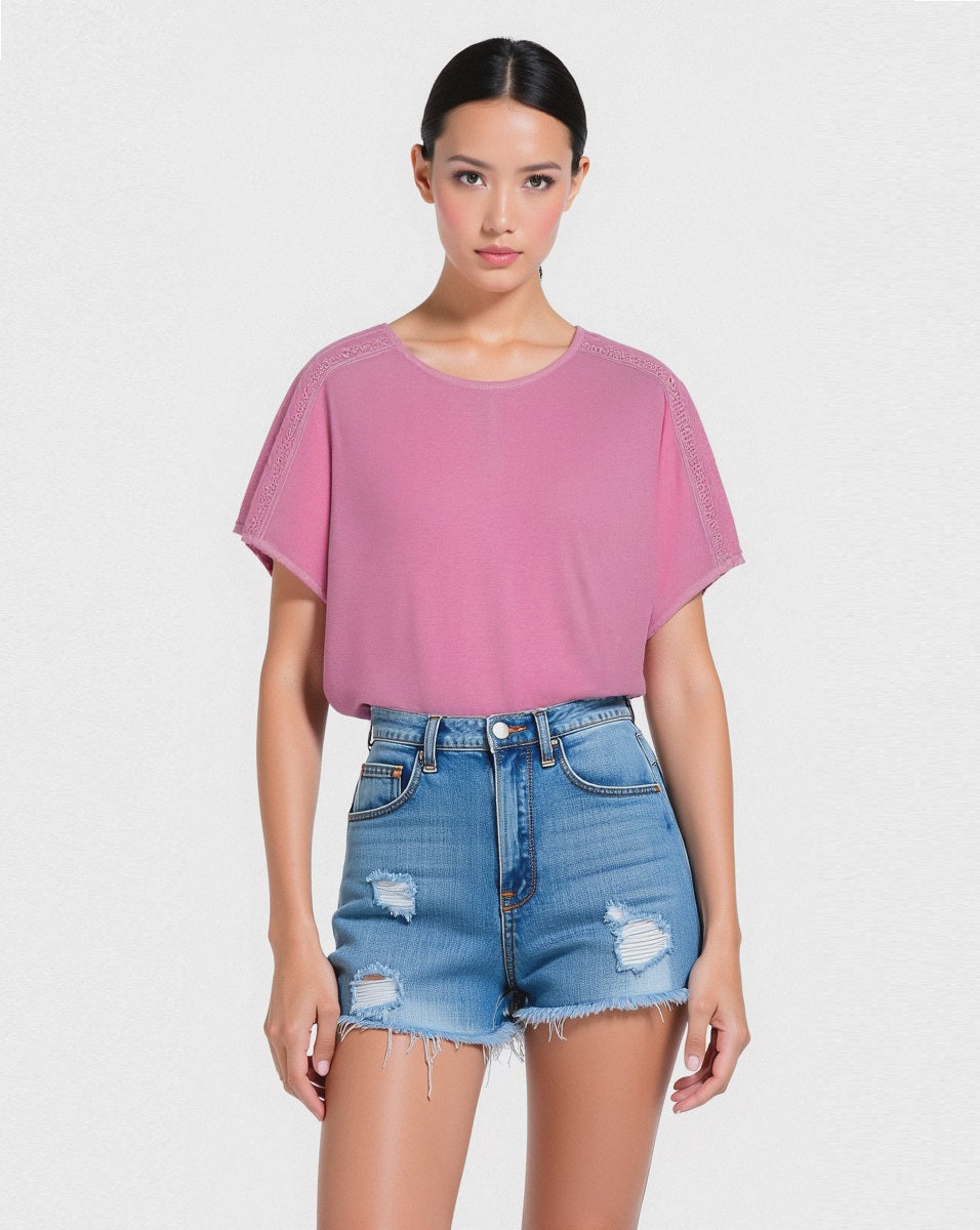 Woman's lace trim t-shirt for stylish comfort - Pink