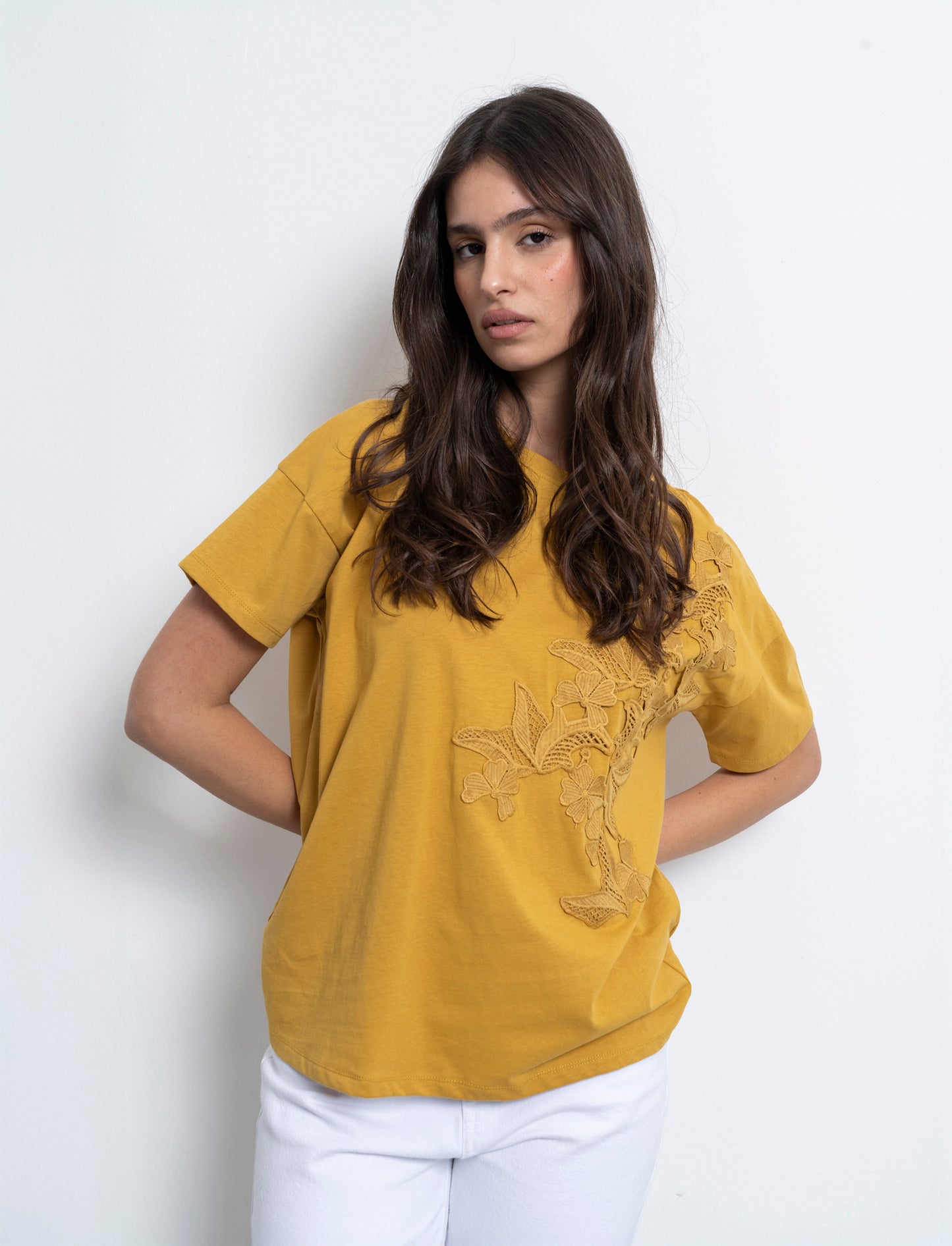 T-shirt con applicazione da donna - Senape