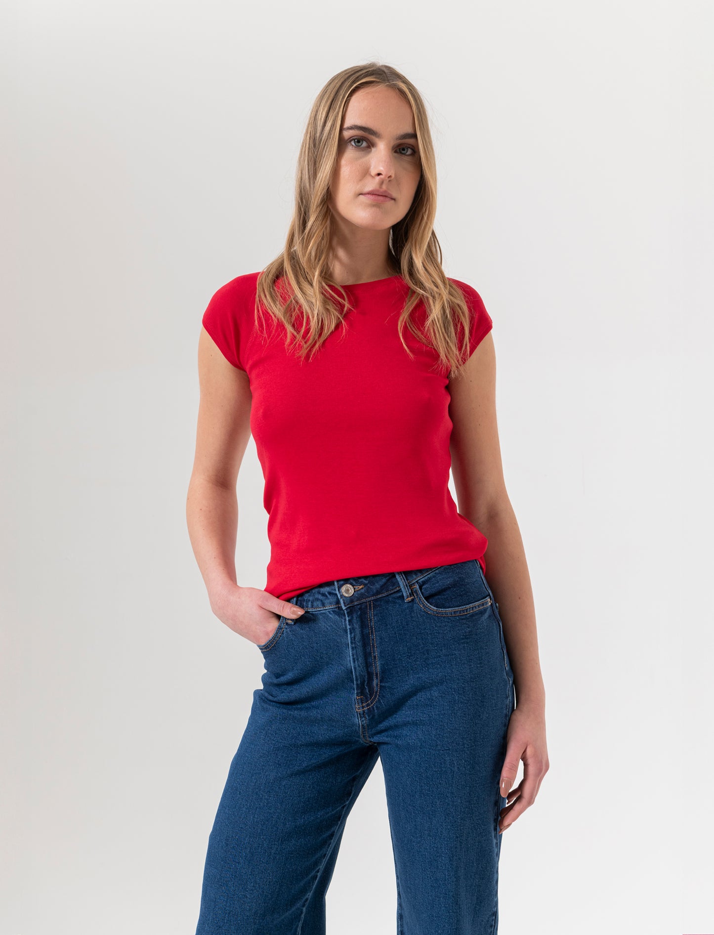 Woman's basic t-shirt for everyday wear - Red