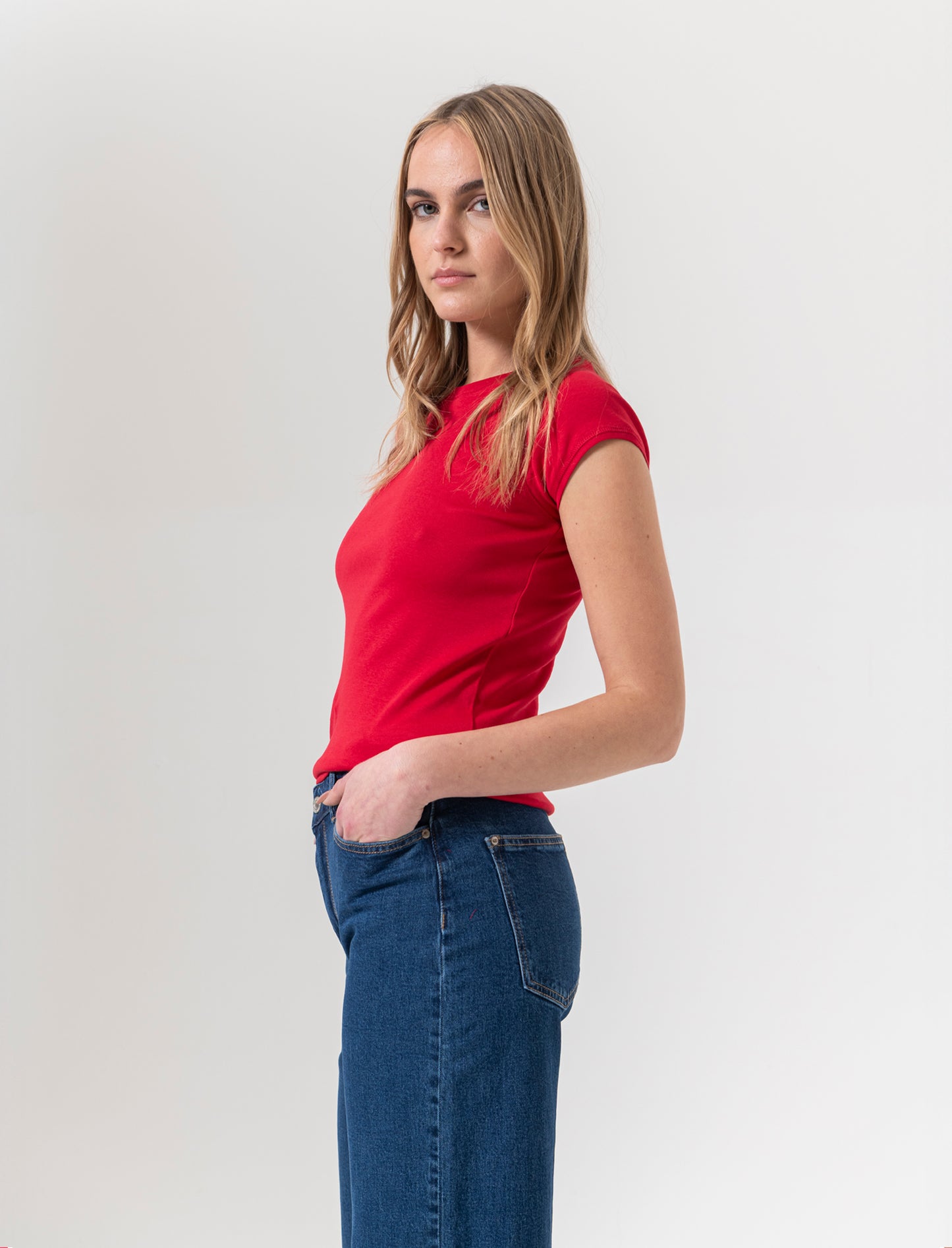 Woman's basic t-shirt for everyday wear - Red