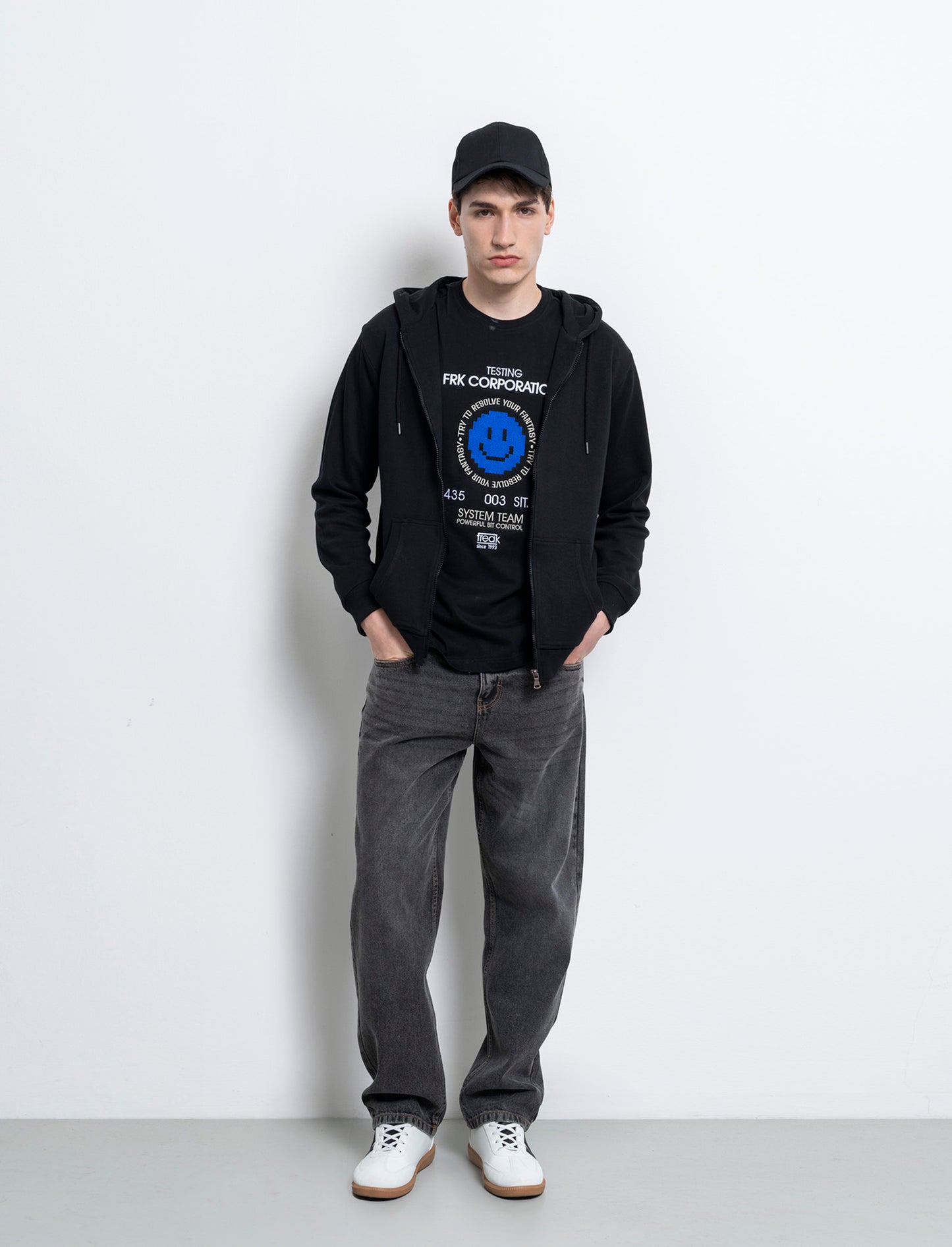 T-shirt con ricamo a contrasto da uomo - Nero