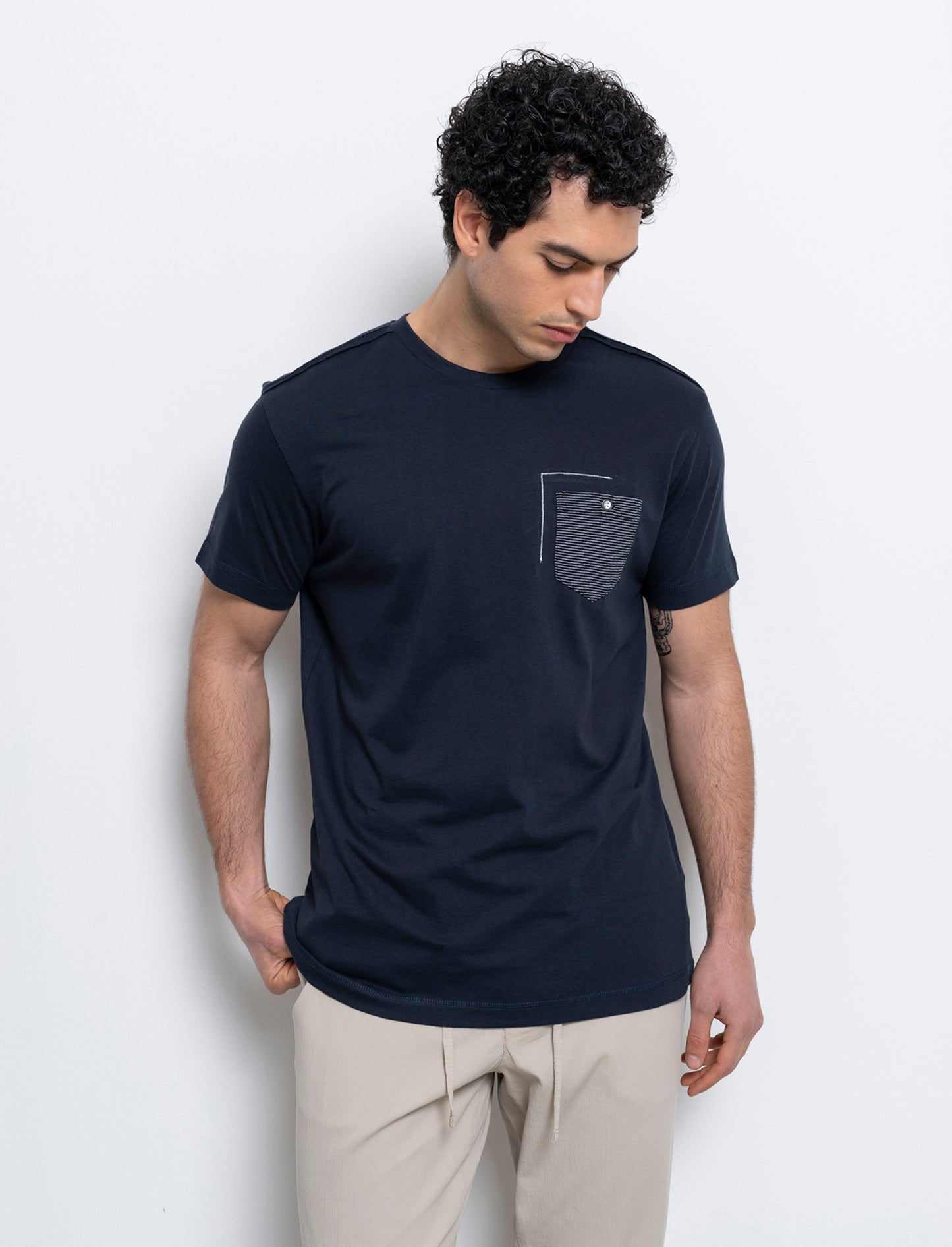 T-shirt con ricamo e taschino da uomo - Blu