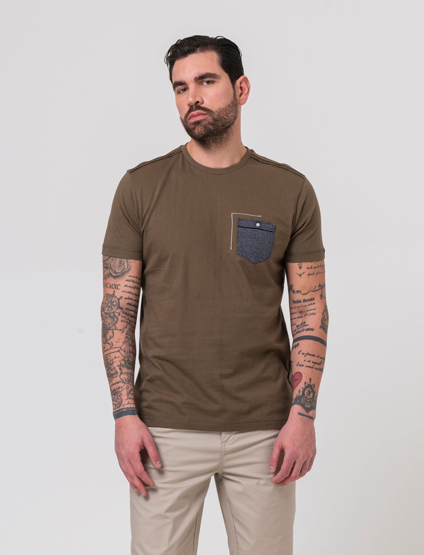 T-shirt con ricamo e taschino da uomo - Verde kaki