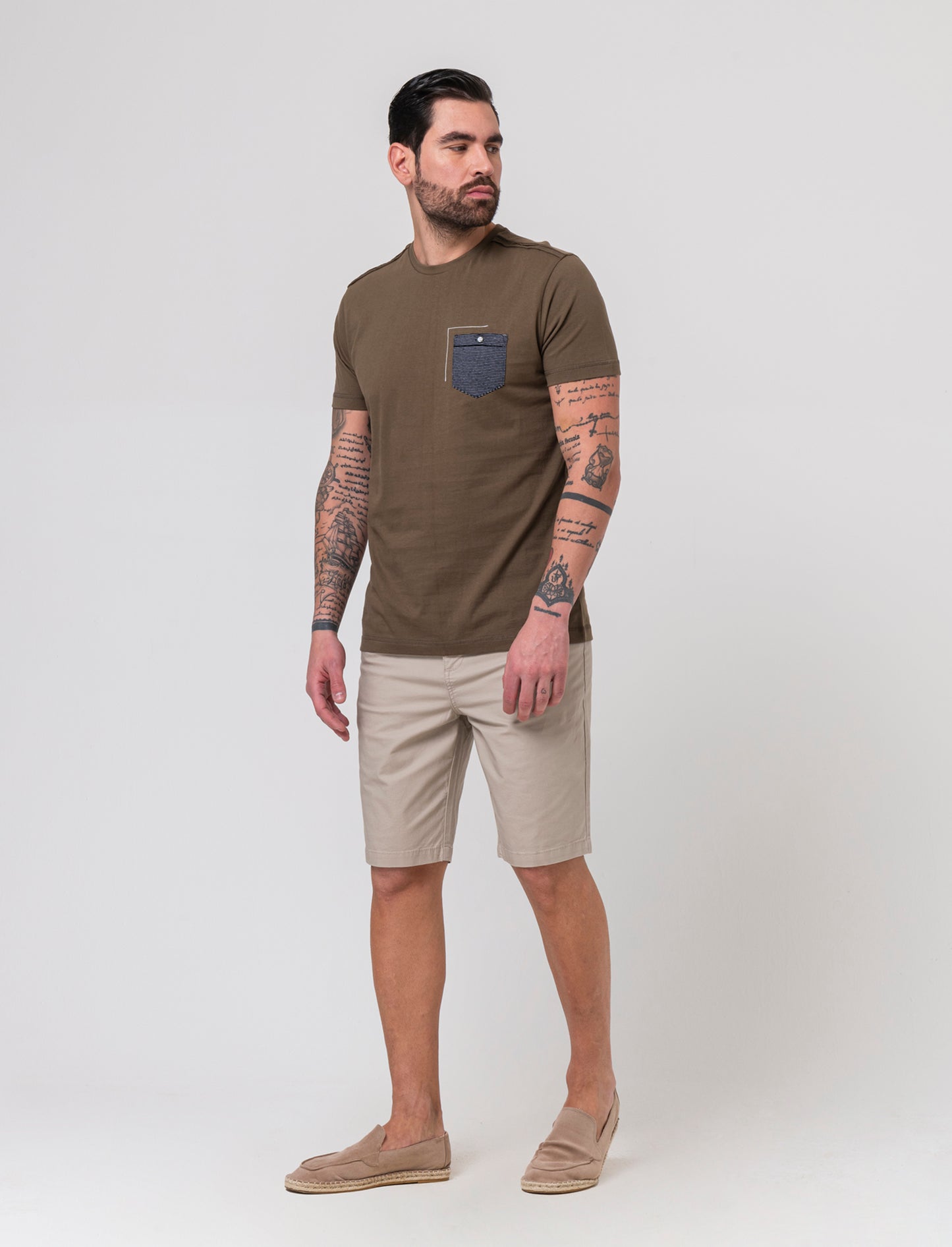 T-shirt con ricamo e taschino da uomo - Verde kaki