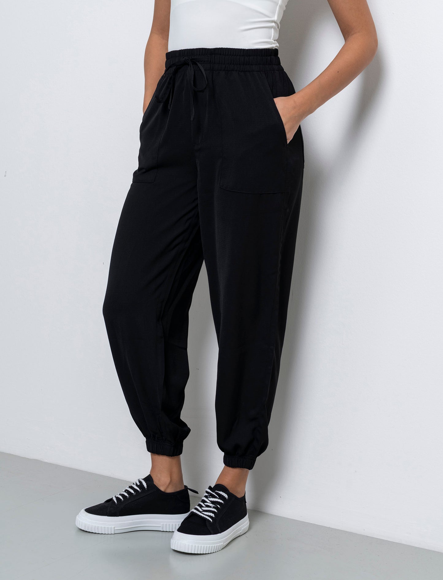 Woman's drawstring pants for comfort and style - Black