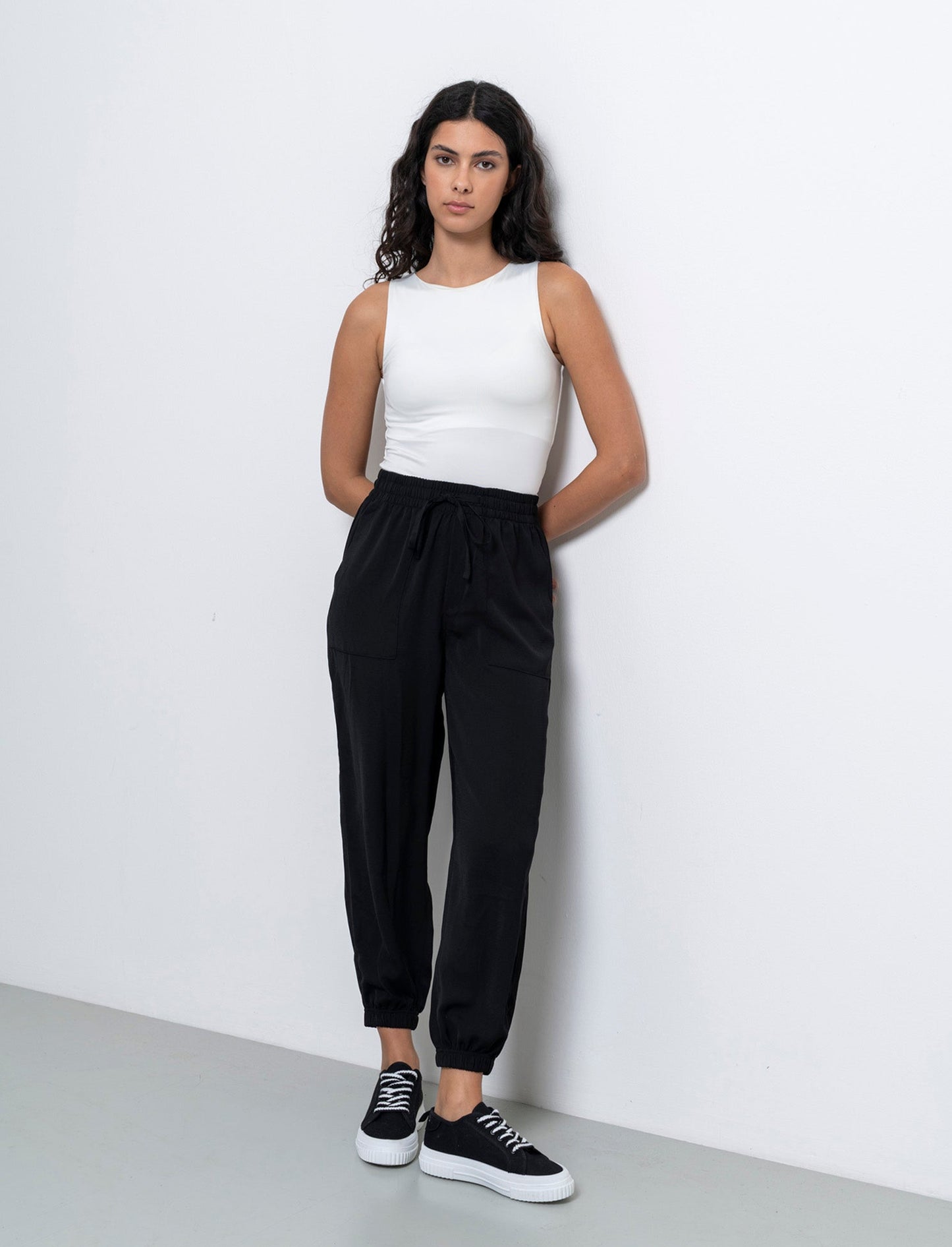 Woman's drawstring pants for comfort and style - Black