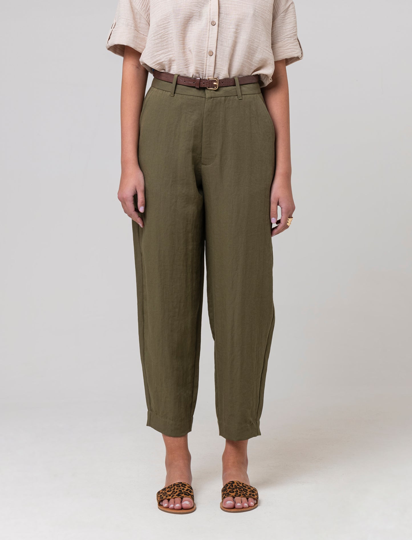 Woman's belted pants for stylish comfort - Green