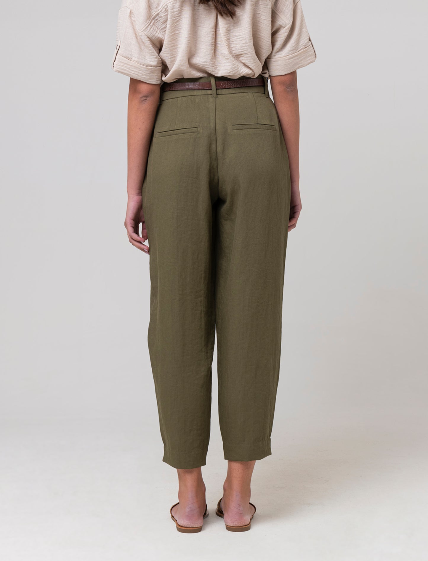 Woman's belted pants for stylish comfort - Green