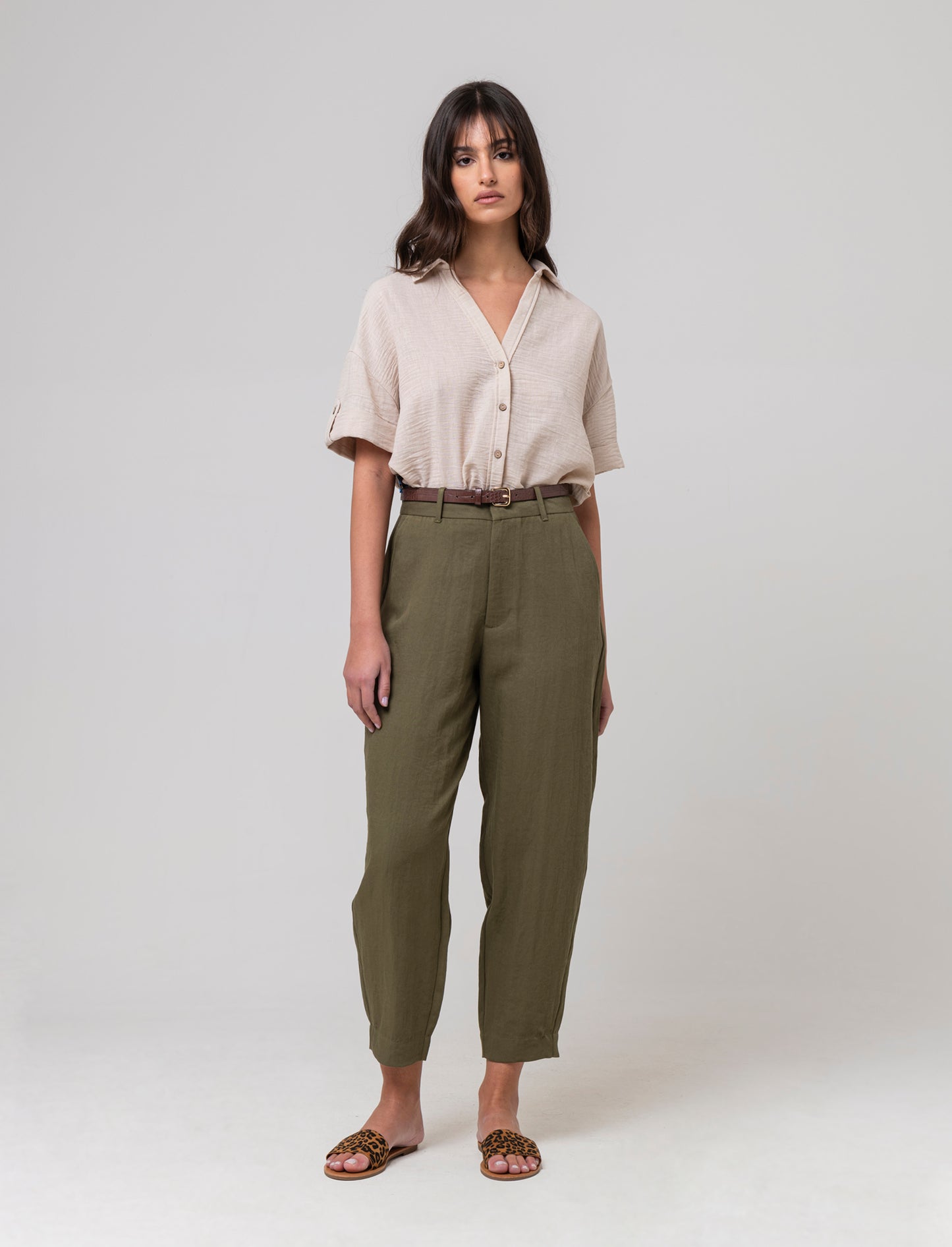 Woman's belted pants for stylish comfort - Green
