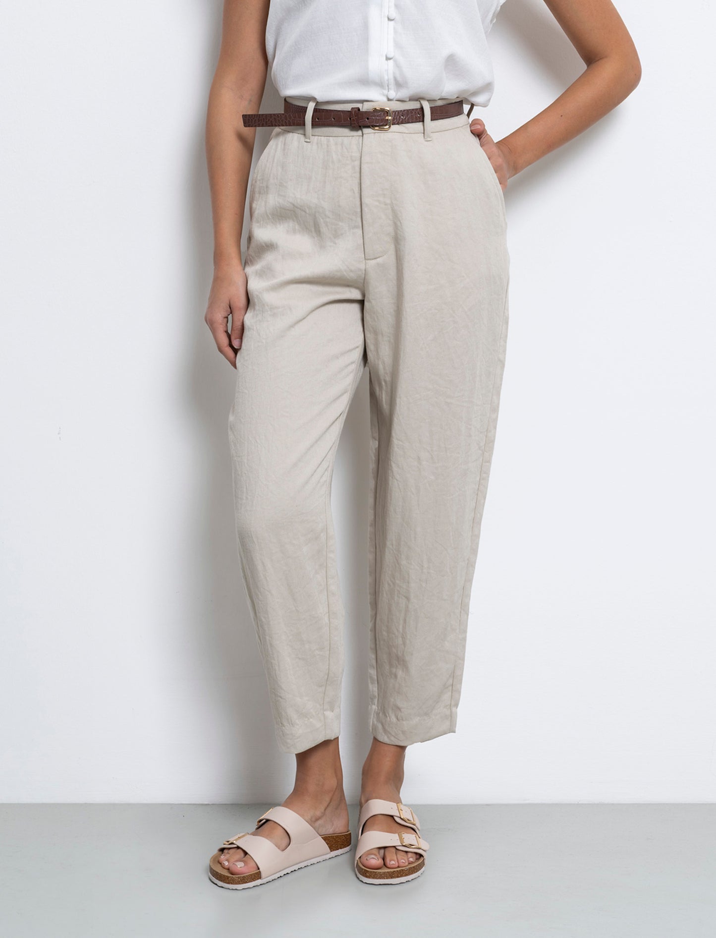 Woman's belted pants for stylish comfort - Brown