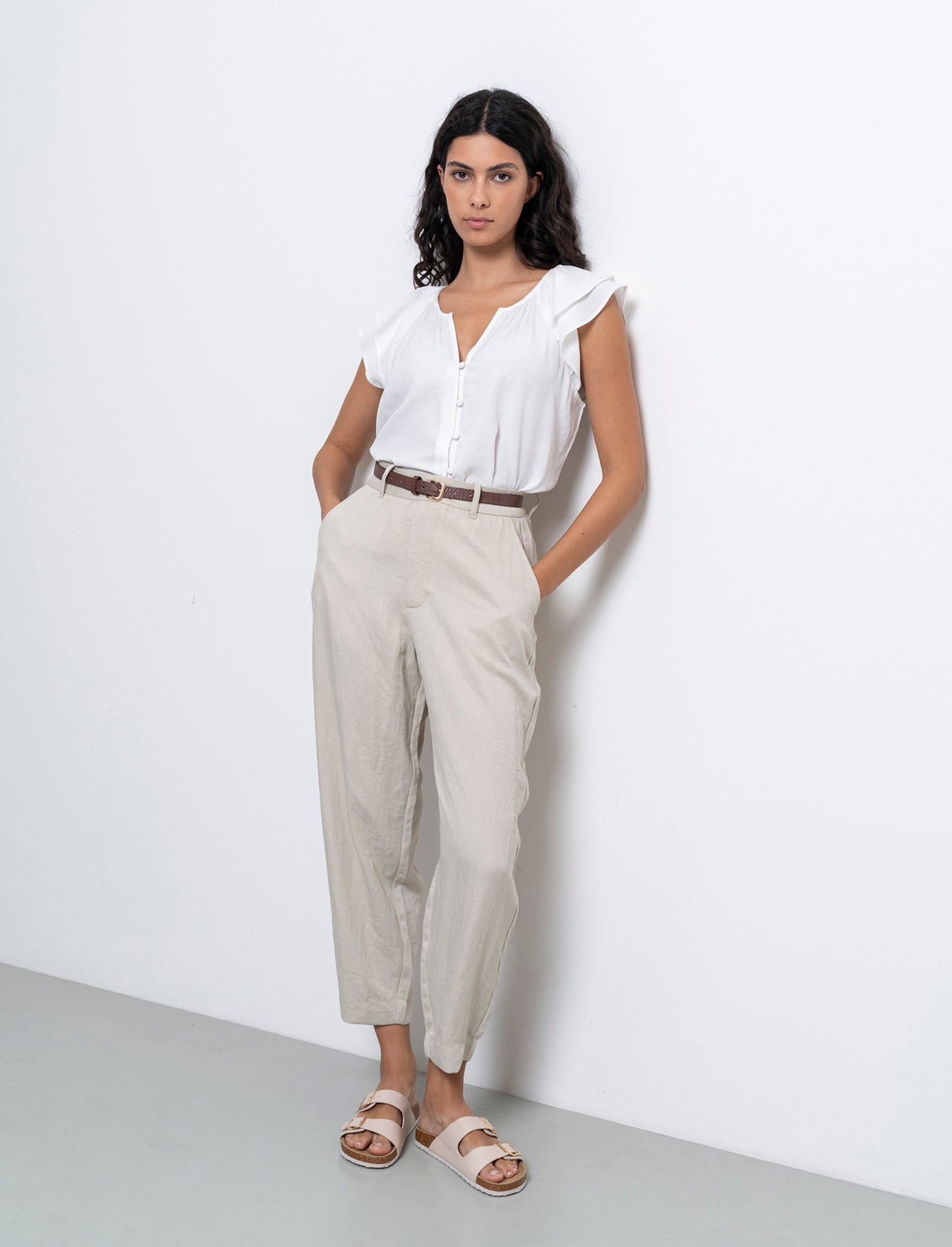 Woman's belted pants for stylish comfort - Brown