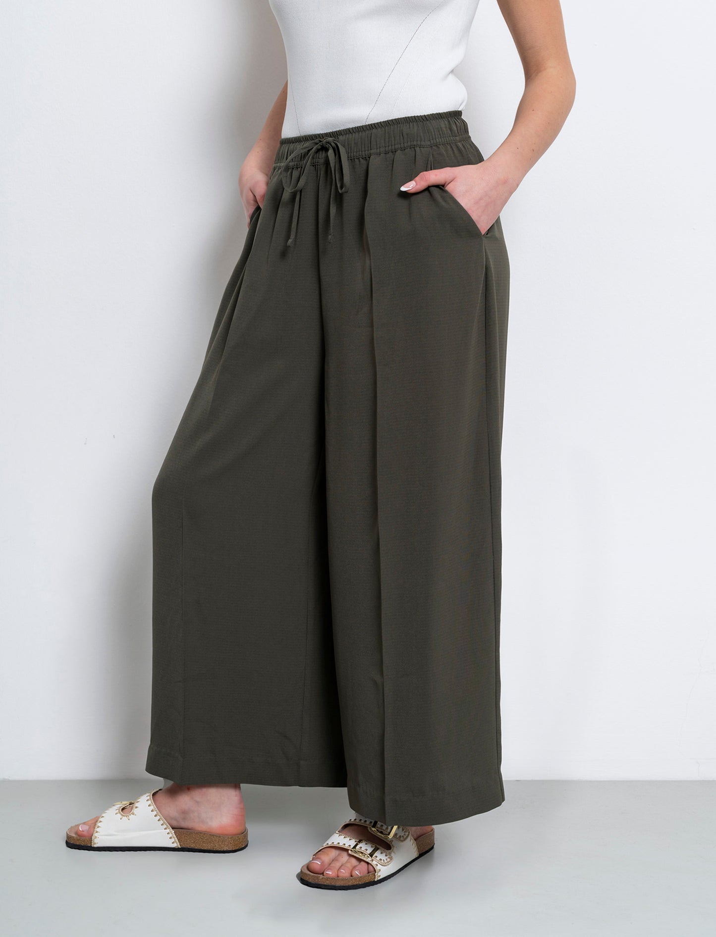 Woman's drawstring pants for comfort and style - Green