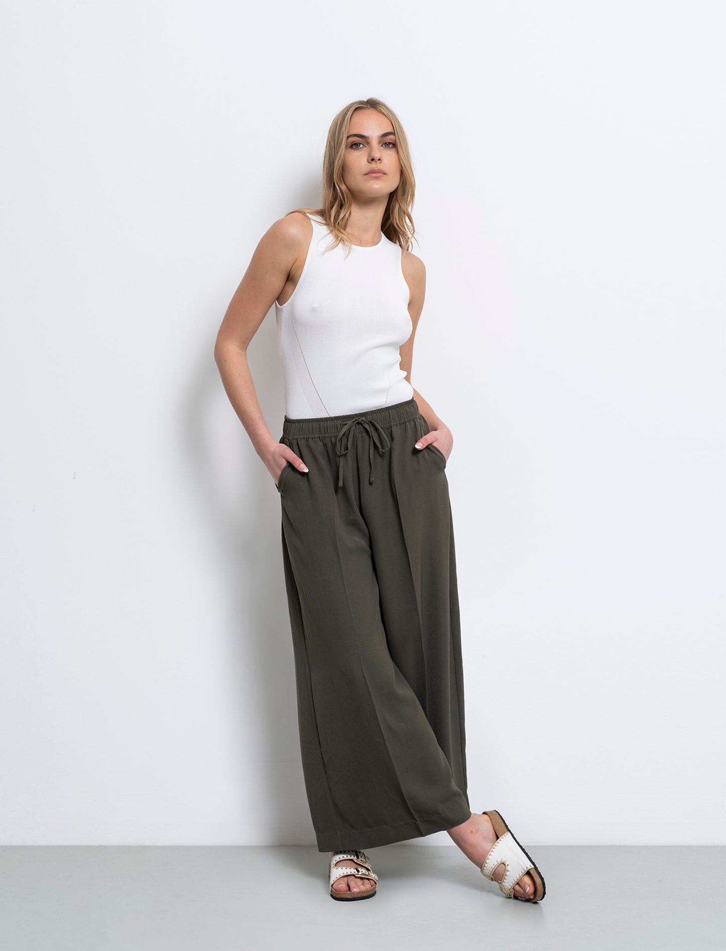 Woman's drawstring pants for comfort and style - Green