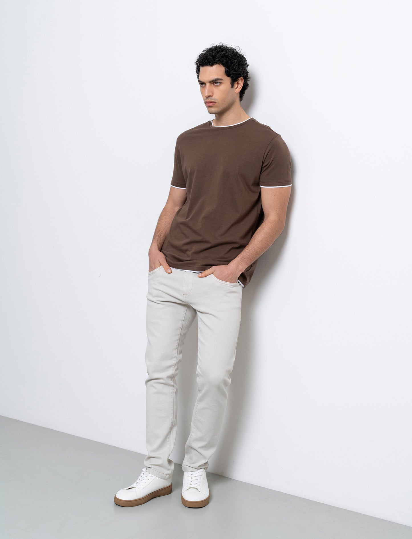 T-shirt in cotone con orli a contrasto da uomo - Moro