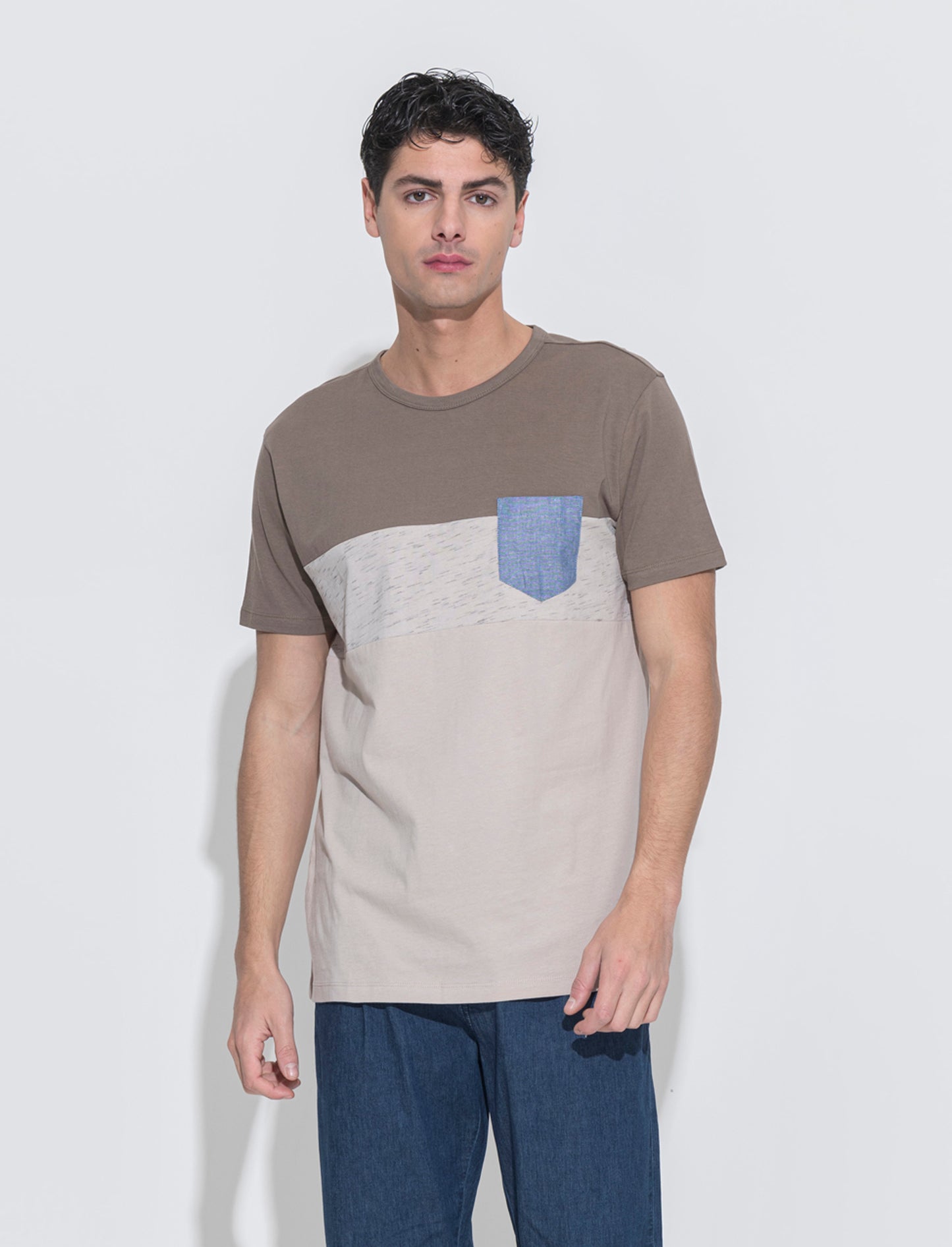 T-shirt con taschino da uomo - Grigio fango