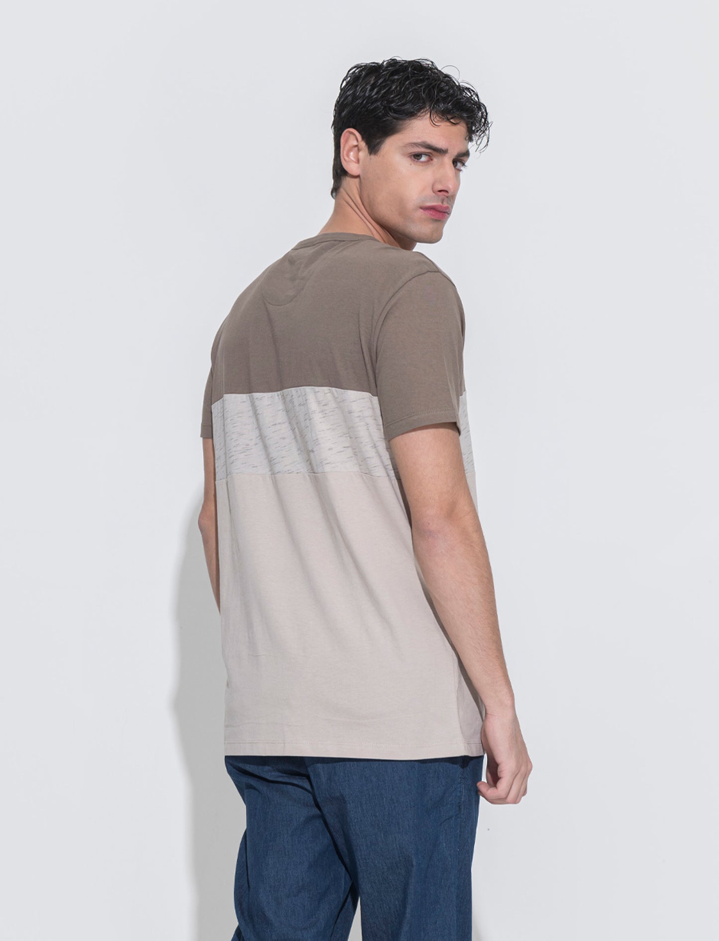 T-shirt con taschino da uomo - Grigio fango