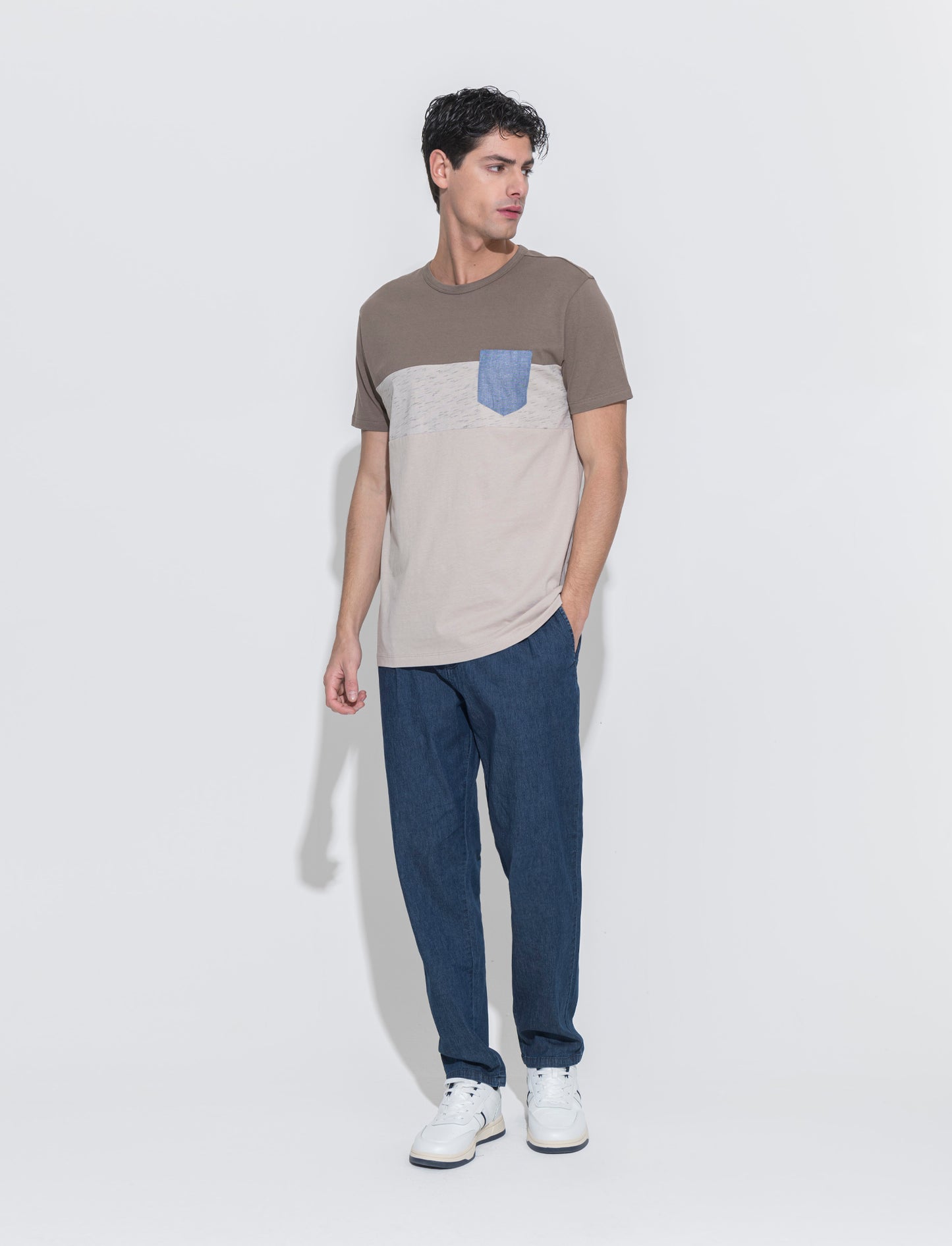T-shirt con taschino da uomo - Grigio fango