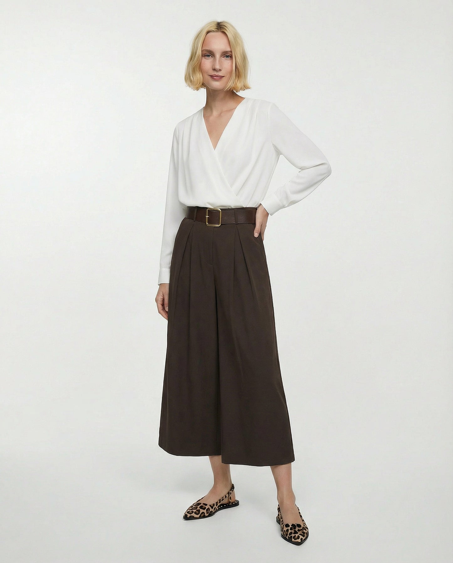 Pantalone con pieghe e cintura - Moro