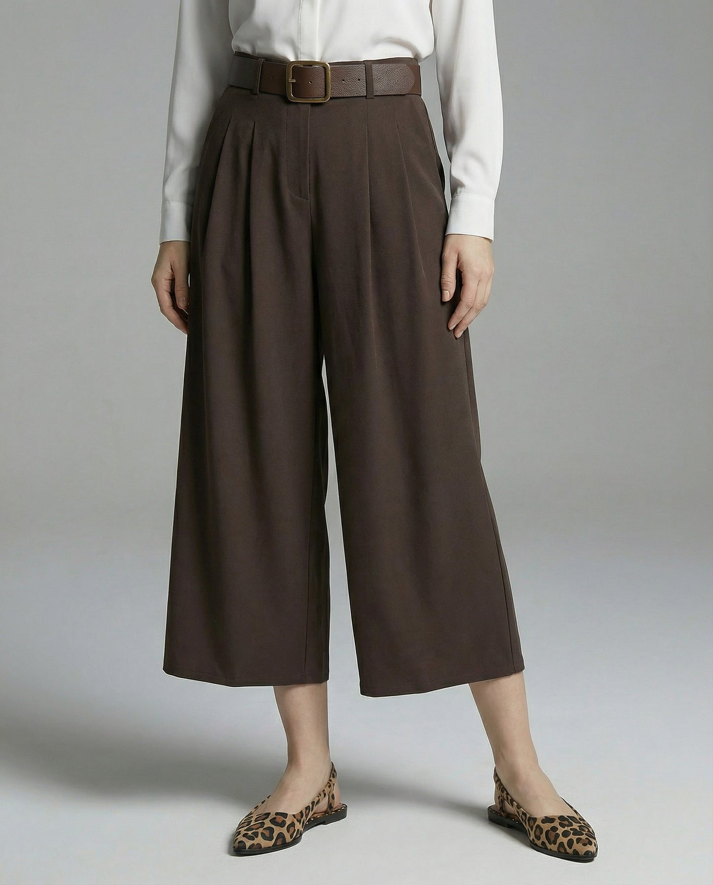 Pantalone con pieghe e cintura - Moro